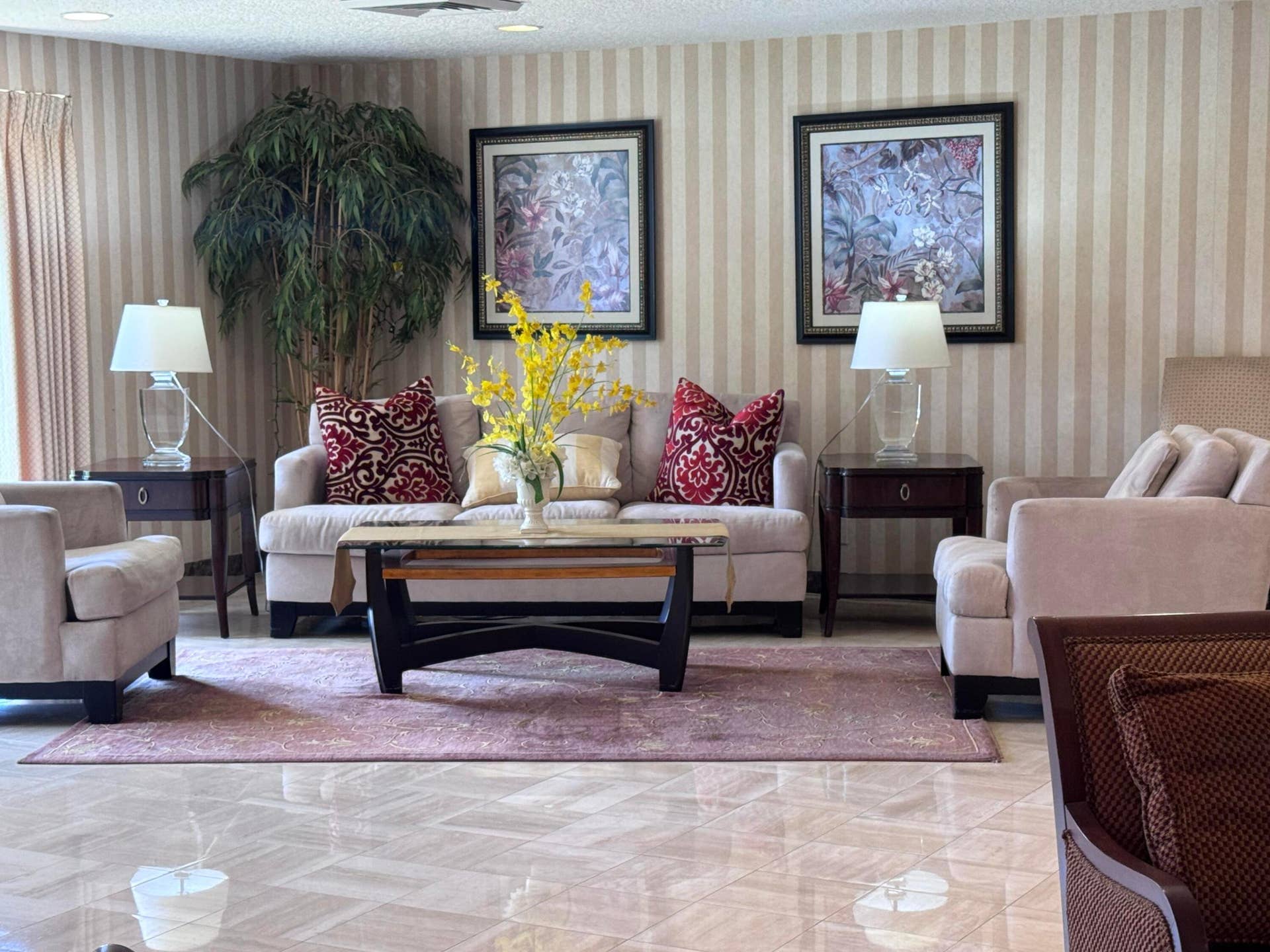 3031 N OCEAN Boulevard, #708, Fort Lauderdale, FL 33308 Lobby seating arrangements.