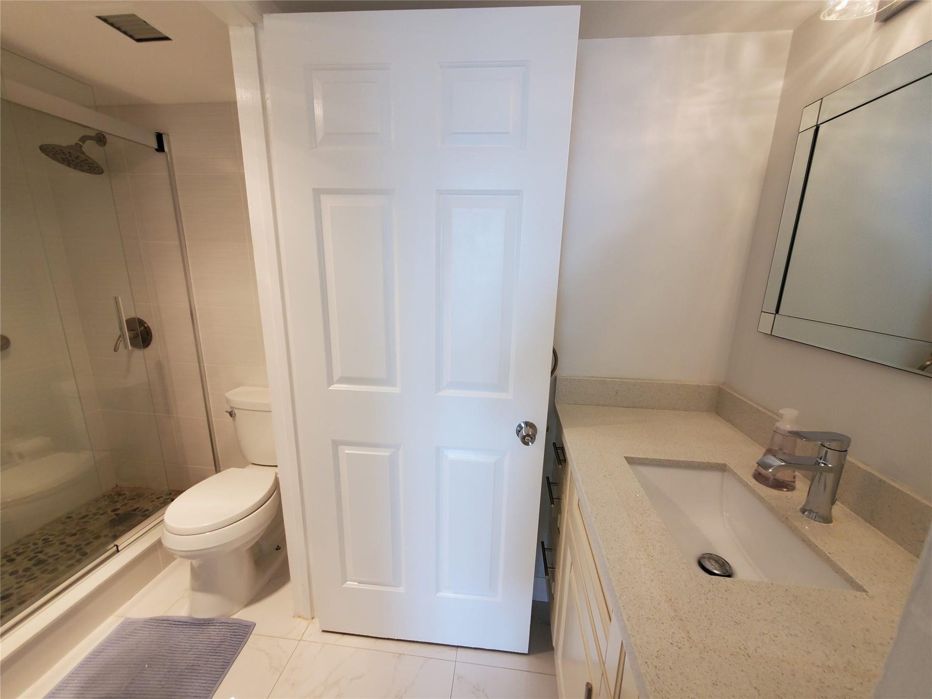 3031 N OCEAN Boulevard, #708, Fort Lauderdale, FL 33308 Separate Shower and WC room.