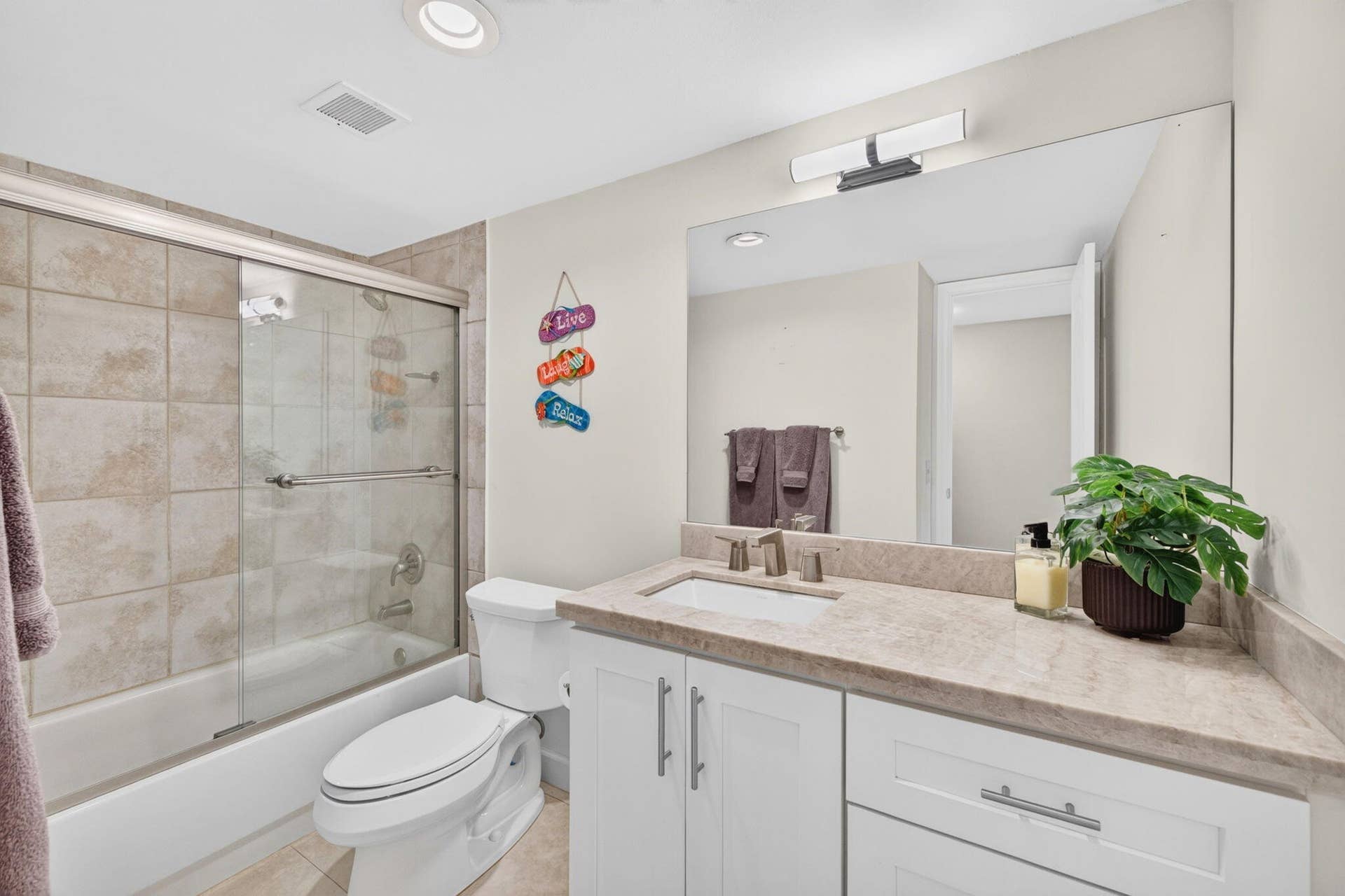 1301 River Reach Drive, #516, Fort Lauderdale, FL 33315 1301-516 Guest Bathroom