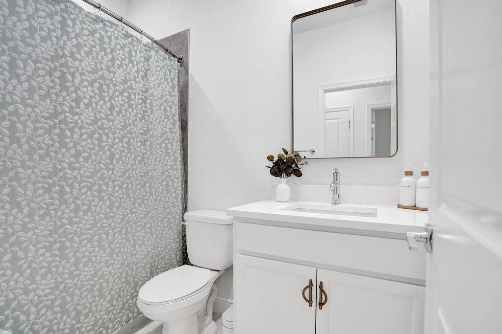 2nd Bath Upstairs