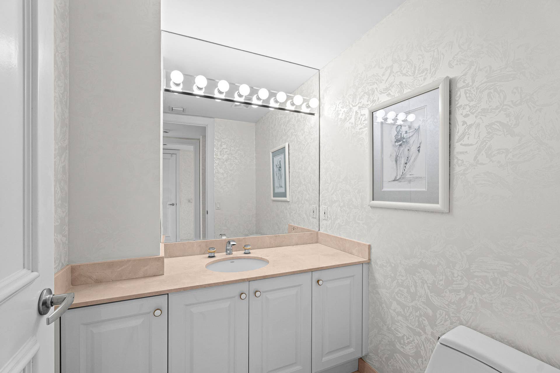800 Ocean Drive, #204, Juno Beach, FL 33408 Half bath