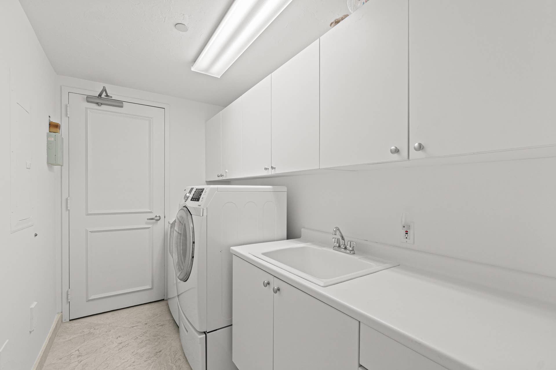 800 Ocean Drive, #204, Juno Beach, FL 33408 Laundry room