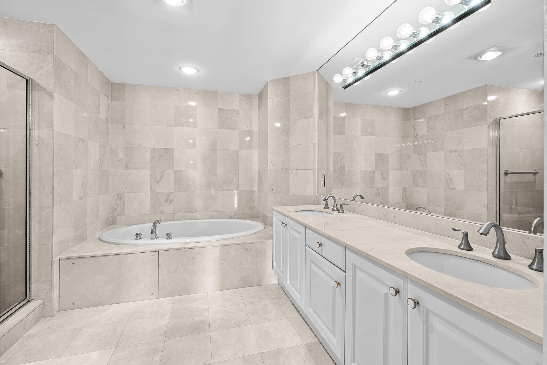 800 Ocean Drive, #204, Juno Beach, FL 33408 Primary bathrrom