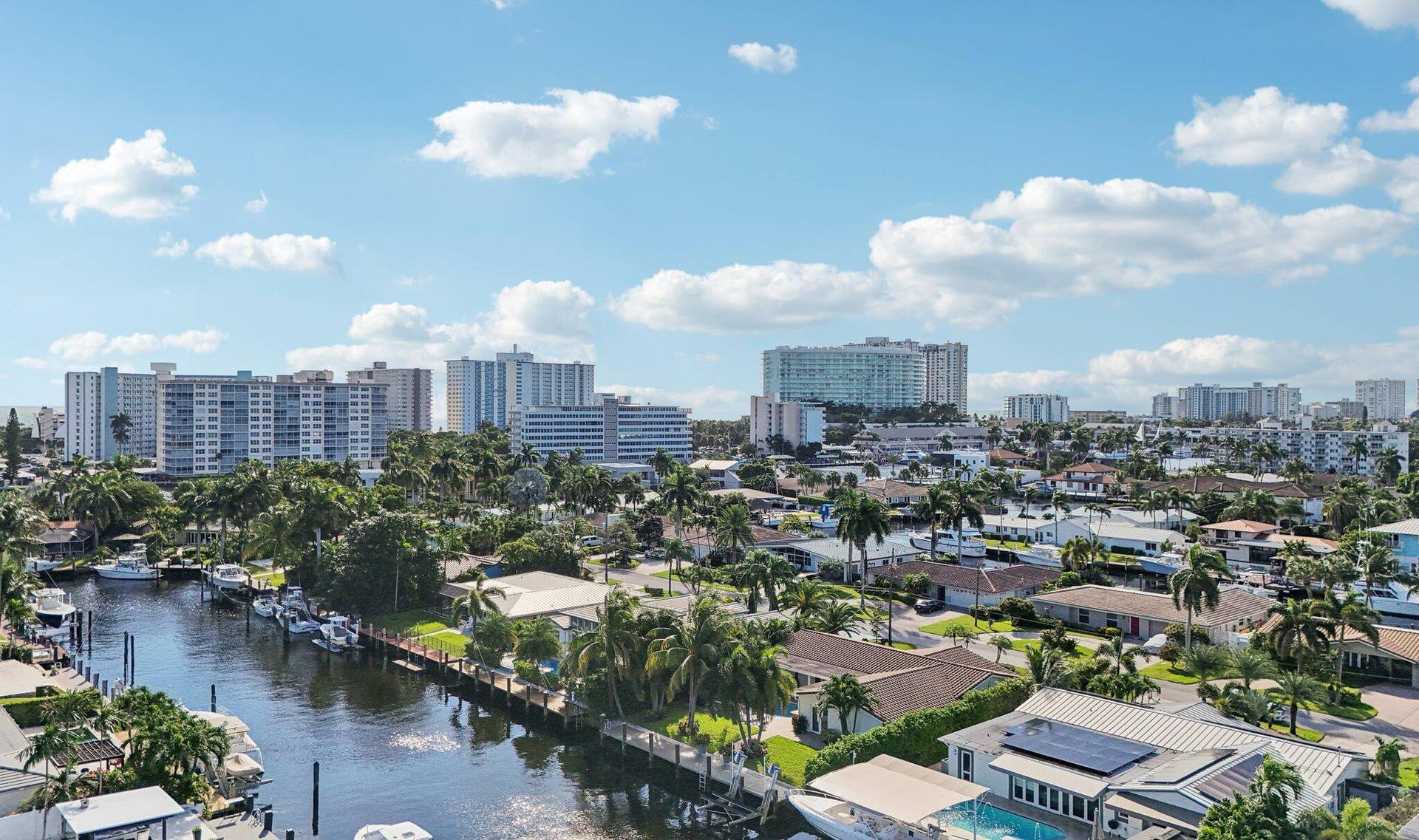 2731 NE 5th Street, Pompano Beach, FL 33062 100 Foot wide width of the canal