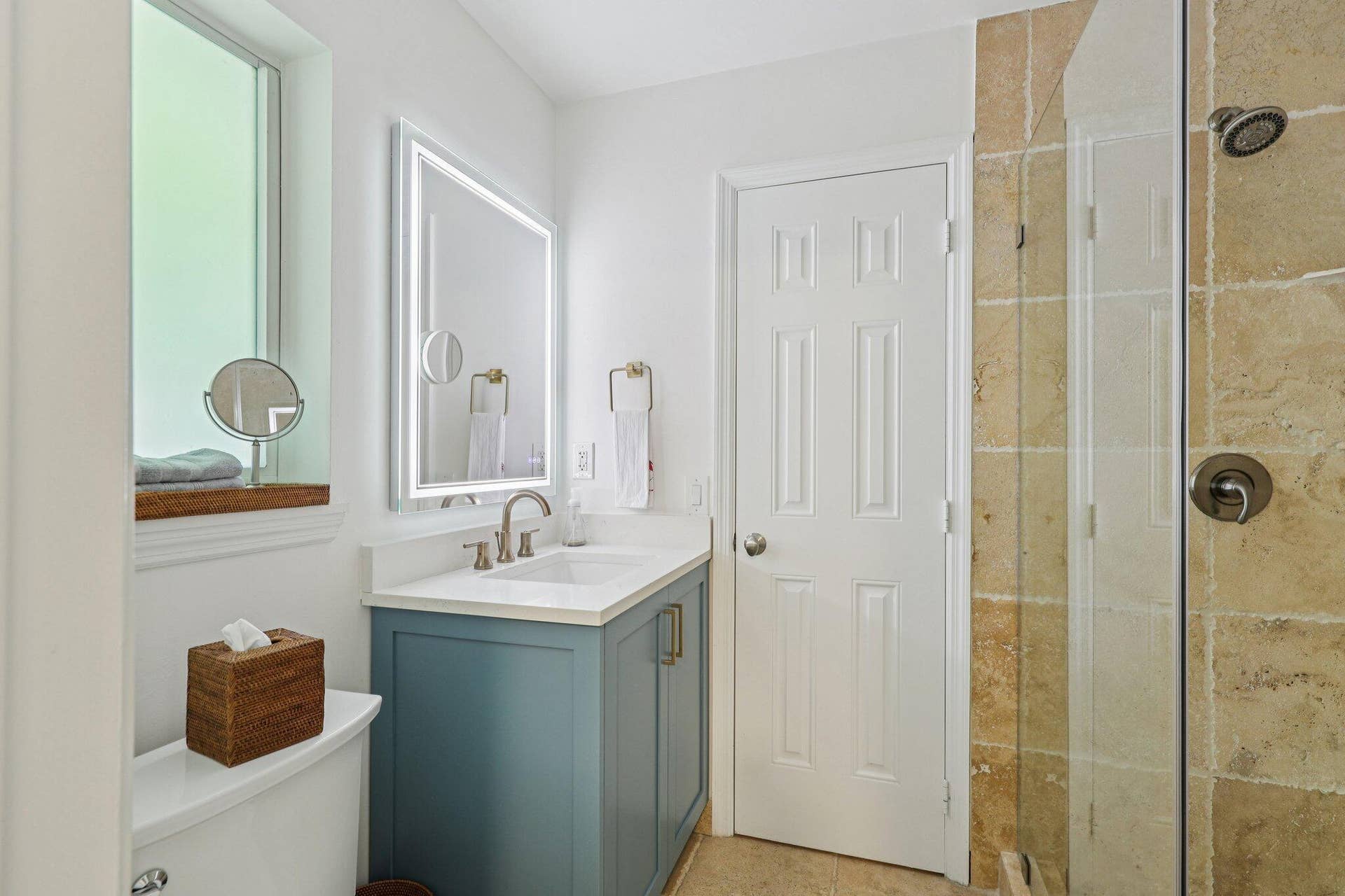 2731 NE 5th Street, Pompano Beach, FL 33062 with full bath and closet