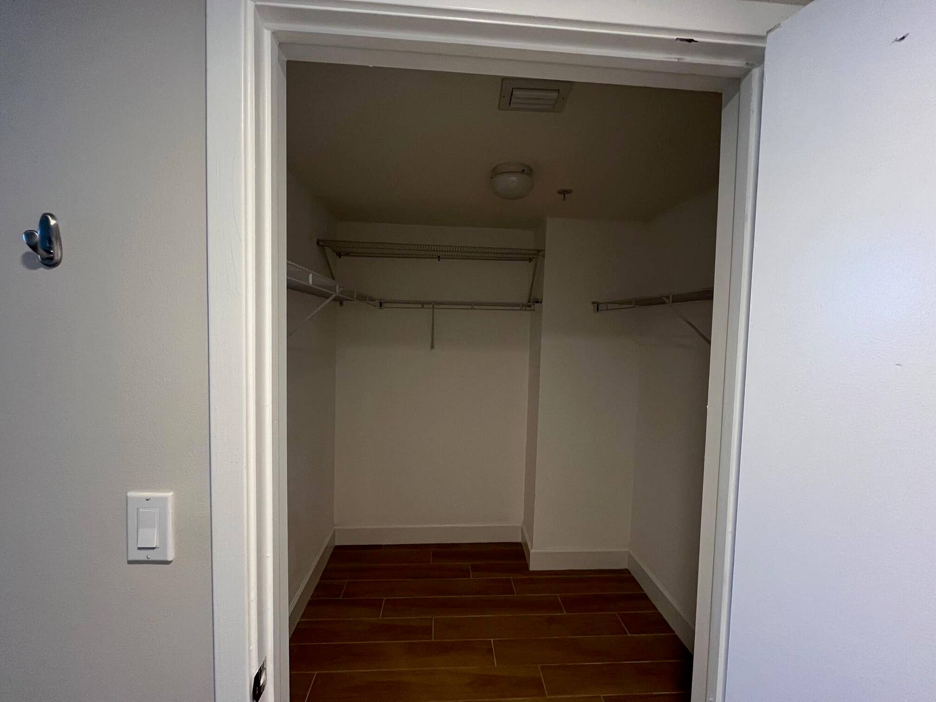 WALK IN CLOSET