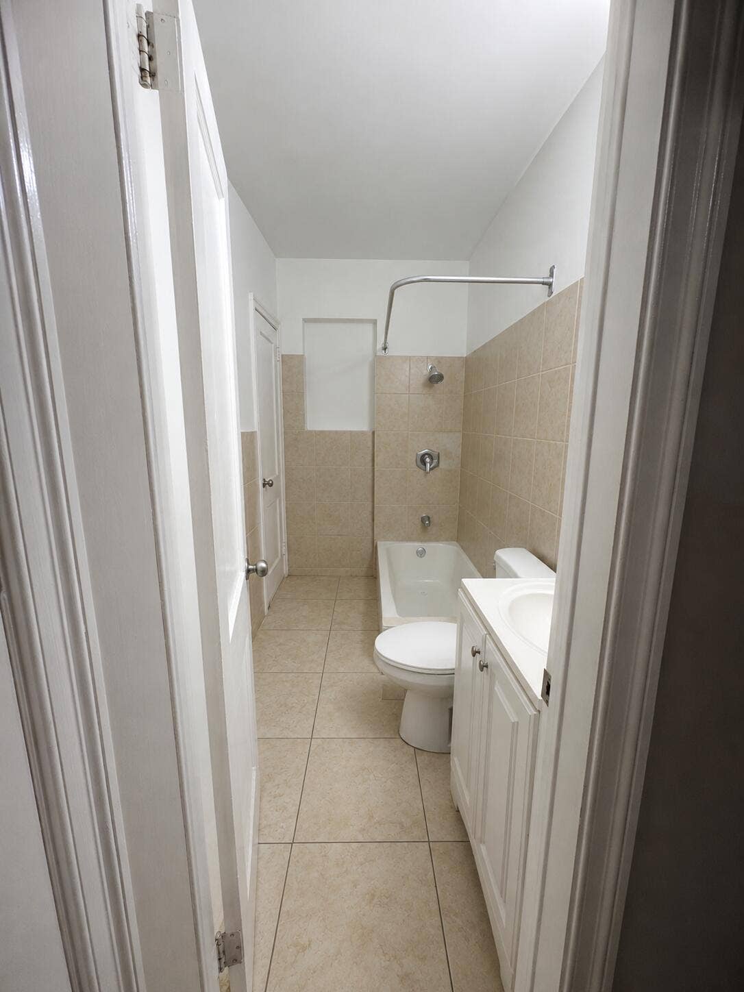 317 NE 13th Avenue, #2, Fort Lauderdale, FL 33301 Bath