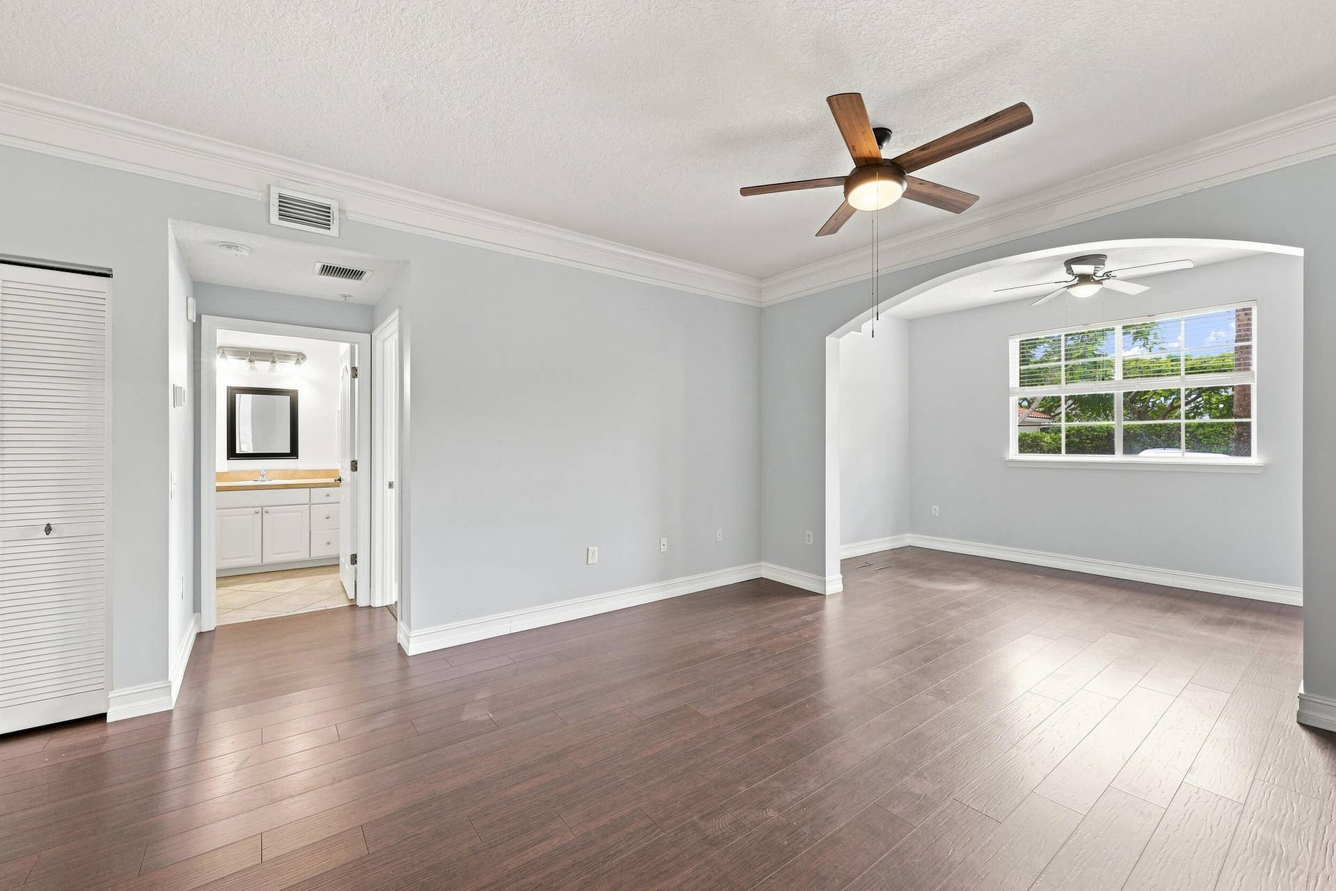 Living room/ Sunroom