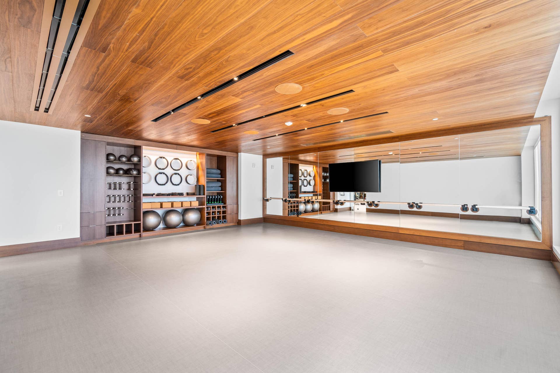 220 SE MIZNER Boulevard, #904, Boca Raton, FL 33432 Alina 220 Gym Weights room