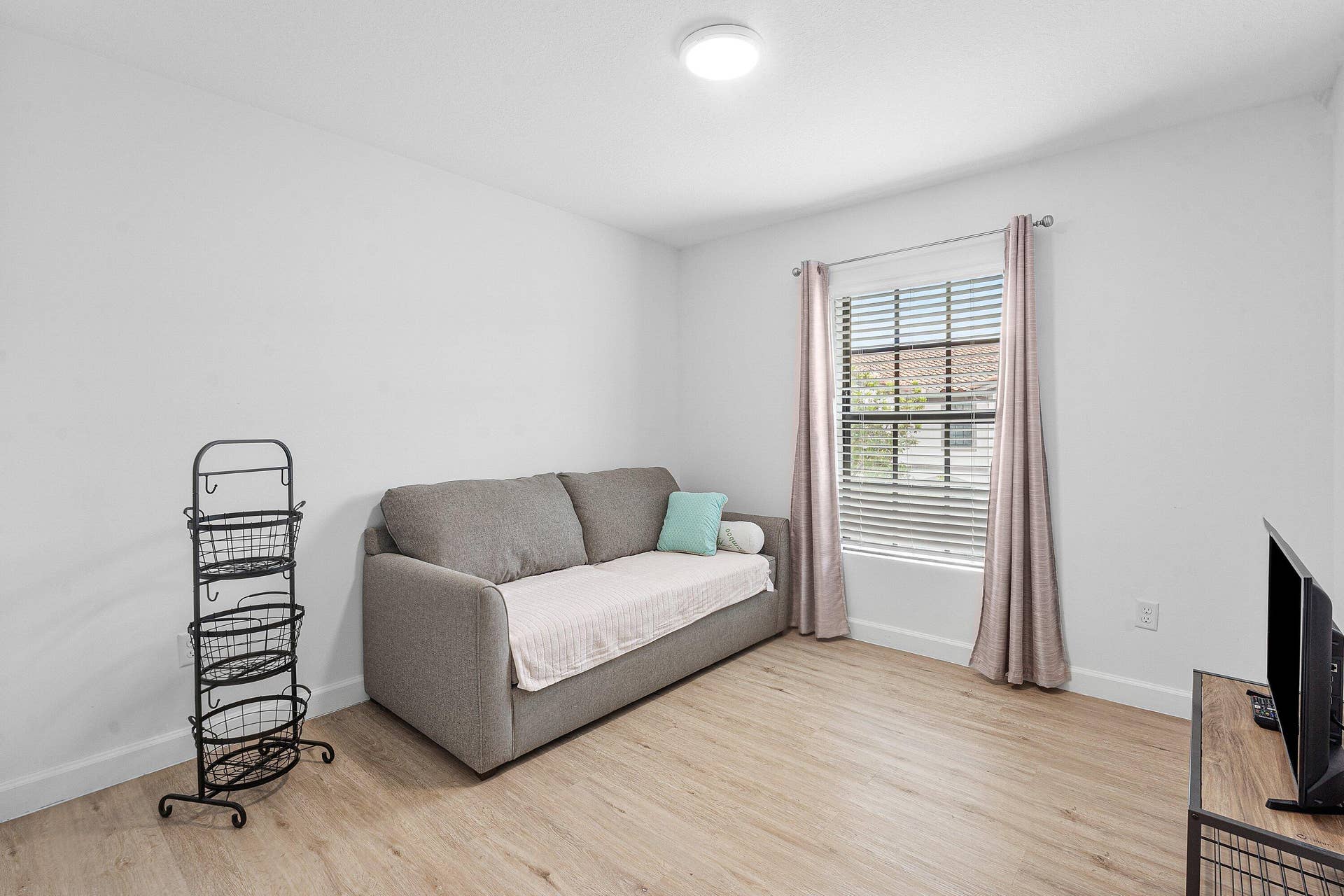 1011 WILLOW Place, Riviera Beach, FL 33410 Guset Room
