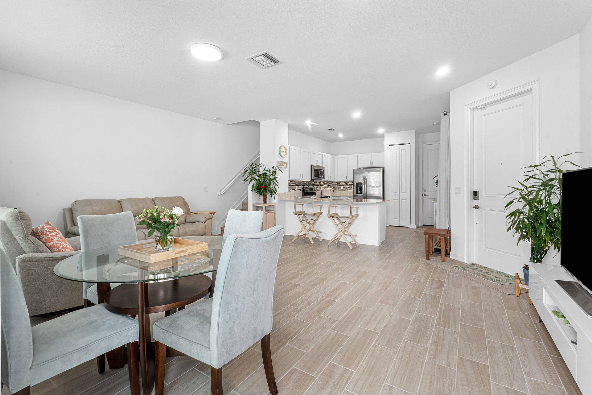 1011 WILLOW Place, Riviera Beach, FL 33410 Dining