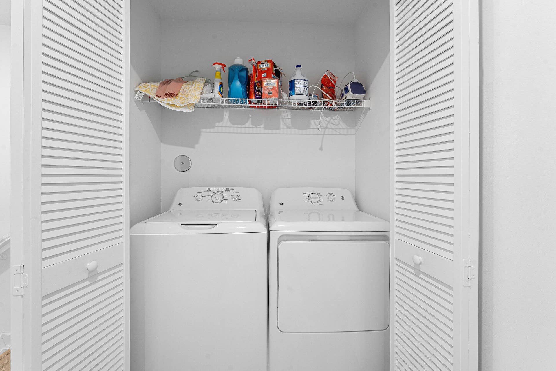 1011 WILLOW Place, Riviera Beach, FL 33410 Laundry Rooom