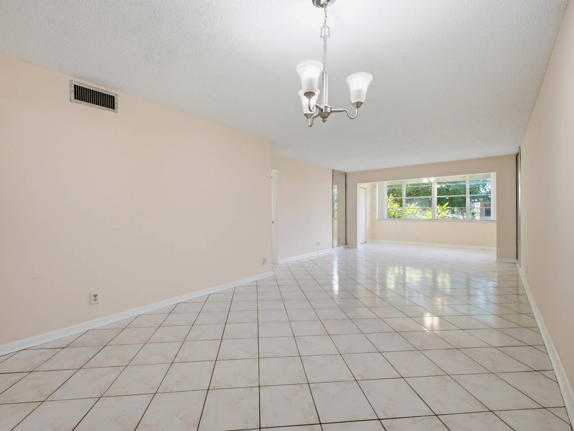 2960 SW 22nd Avenue, #8120, Delray Beach, FL 33445 Dining to Living Family