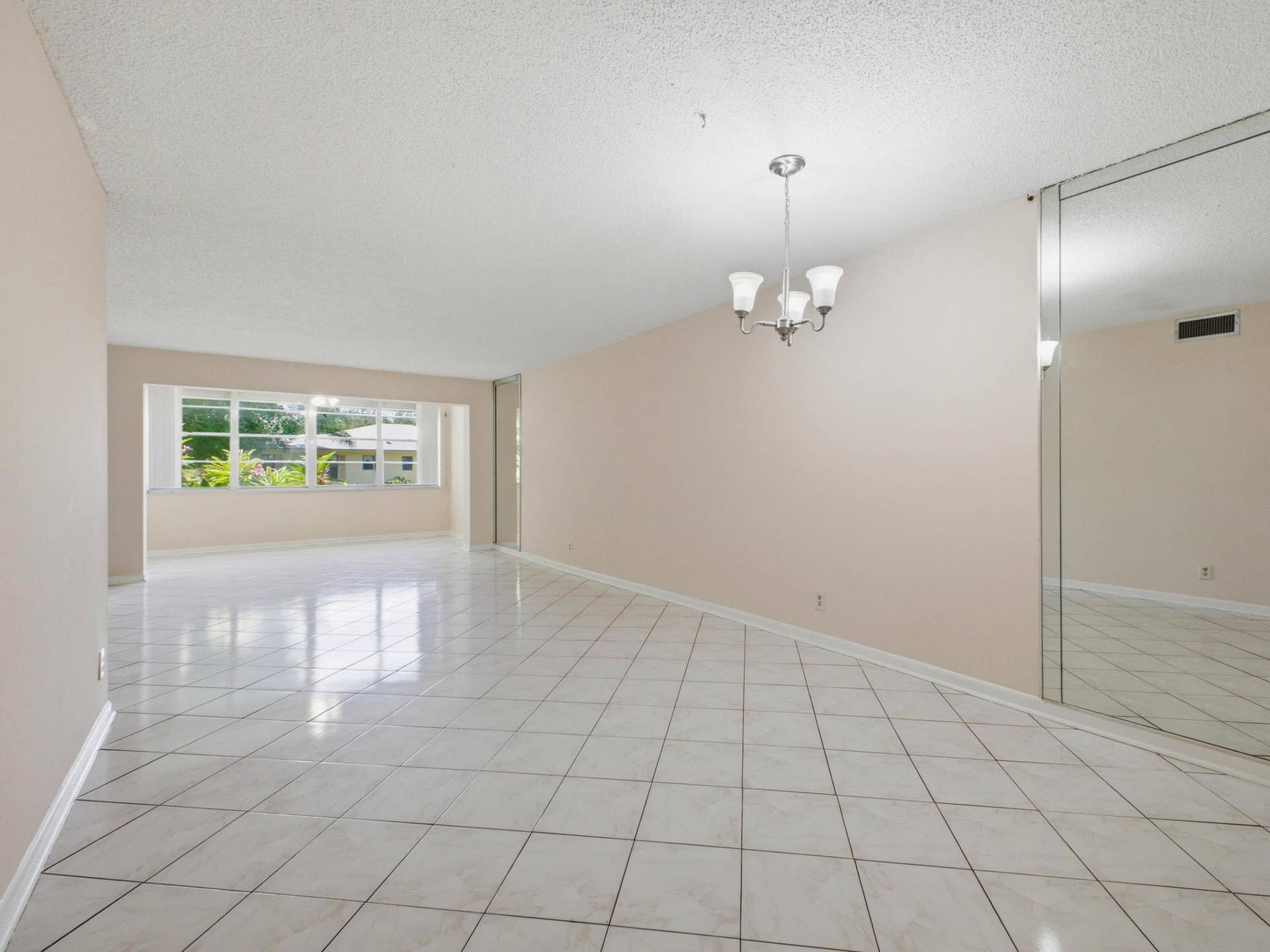 2960 SW 22nd Avenue, #8120, Delray Beach, FL 33445 Foyer to Living