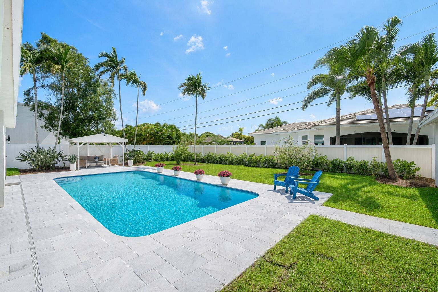 2708 NE 1ST Avenue, Wilton Manors, FL 33334 Sparkling Blue Pool w/ Travertine deck