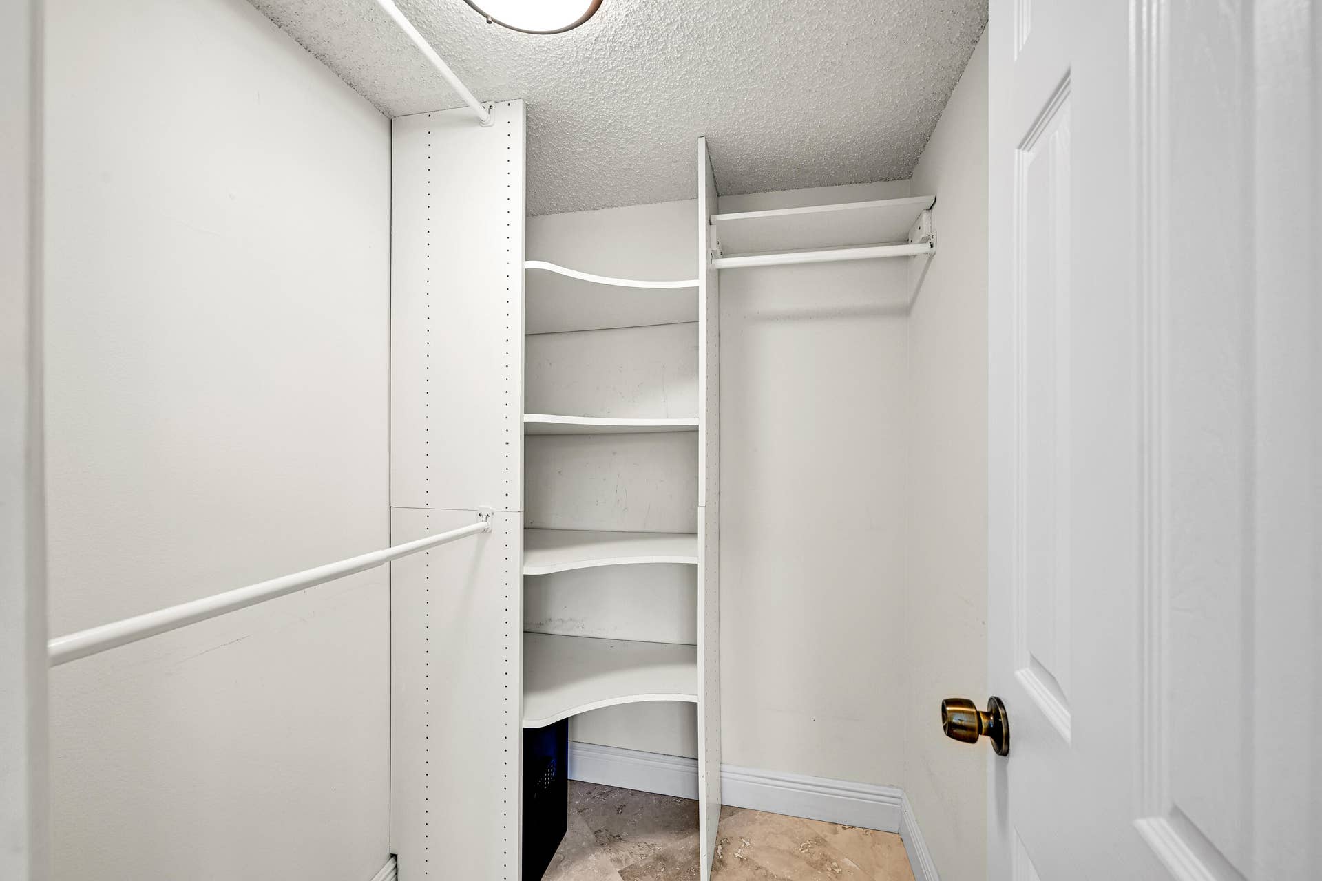 WALK IN CLOSET
