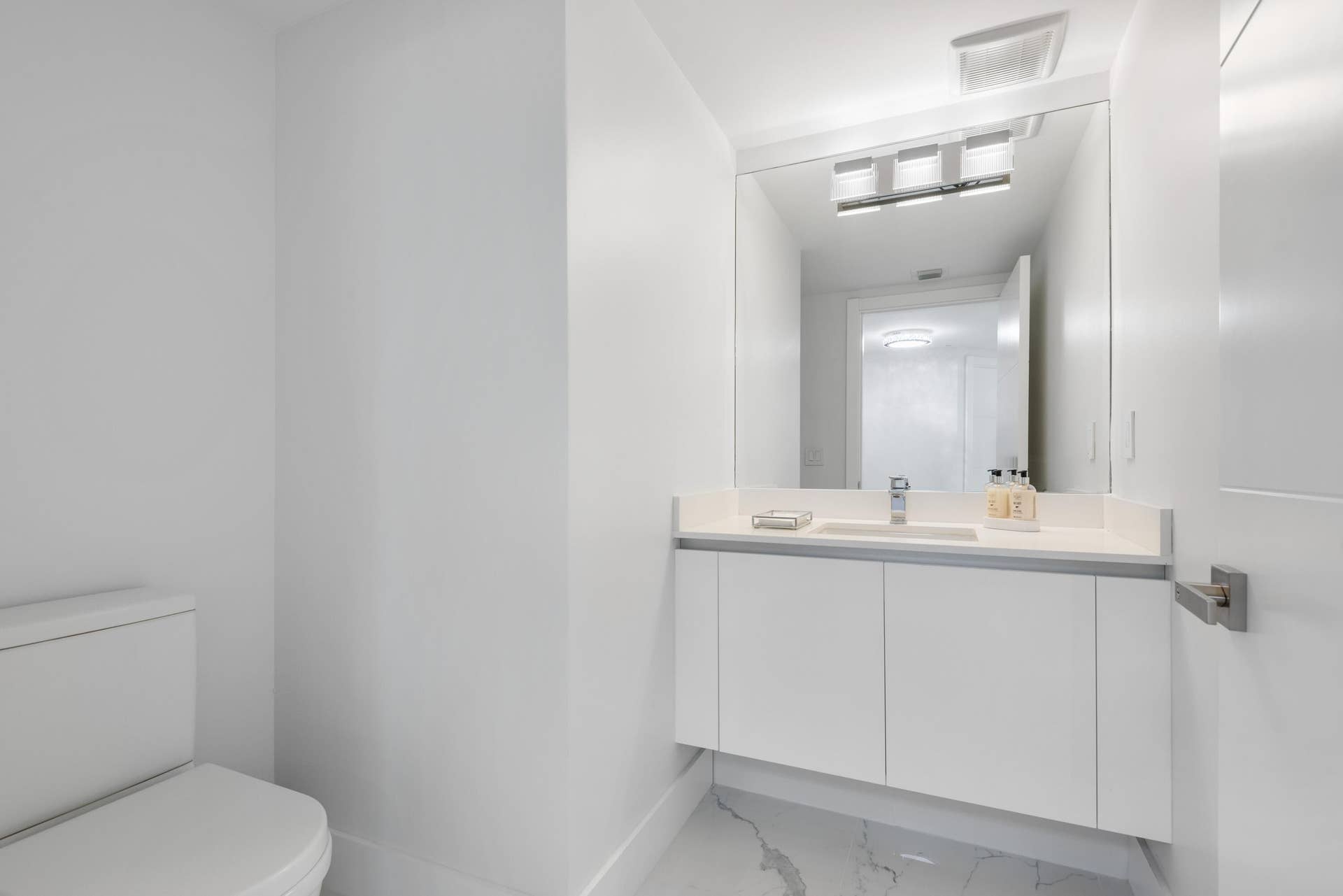 300 Sunny Isles Boulevard, #4-2408, Sunny Isles Beach, FL 33160 25_300SunnyIslesBlvd_Unit42408_7_HalfBat