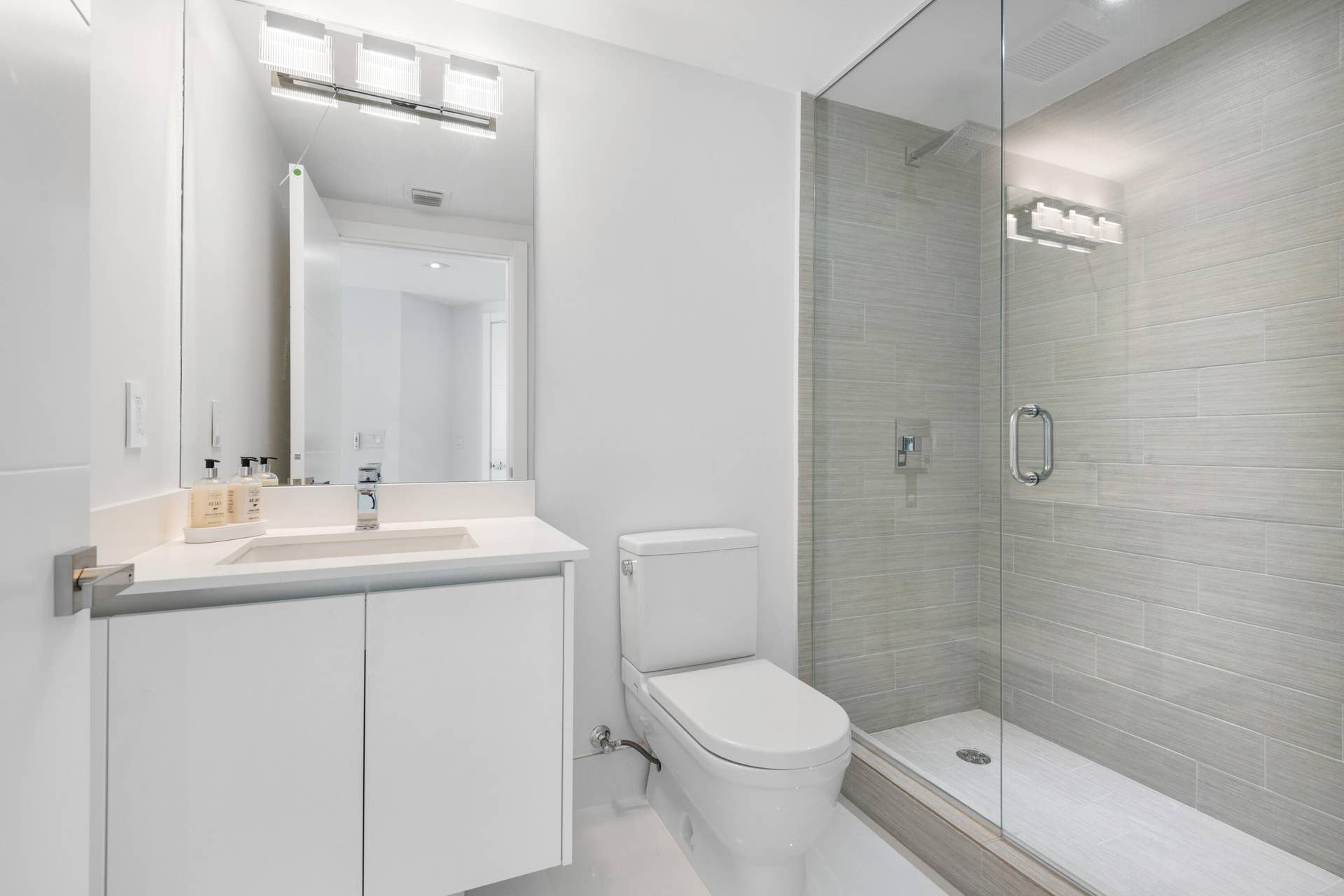 300 Sunny Isles Boulevard, #4-2408, Sunny Isles Beach, FL 33160 22_300SunnyIslesBlvd_Unit42408_8_Bathroo