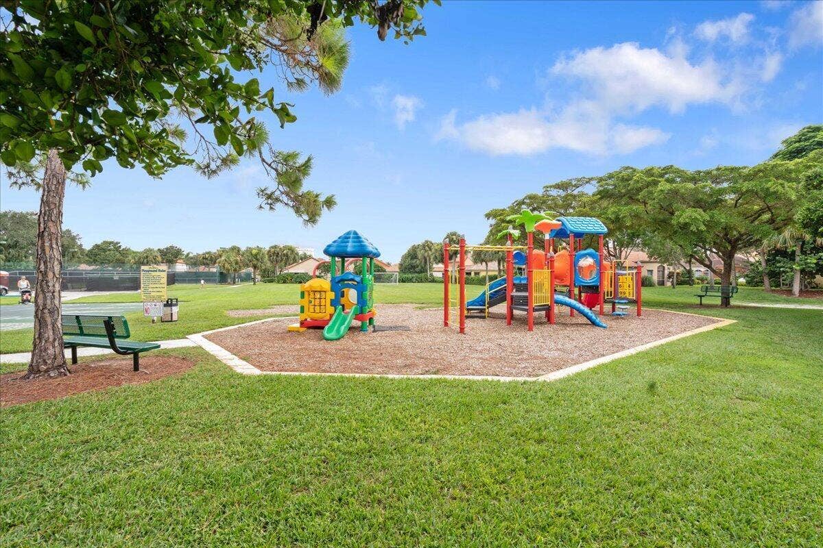 1019 Via Jardin, Riviera Beach, FL 33418 20251220172045956940000000-o
