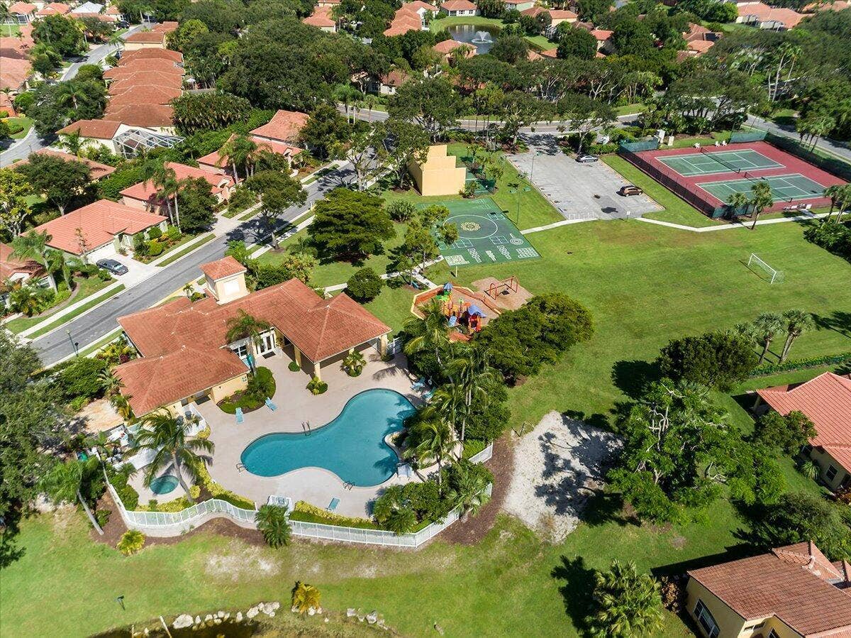 1019 Via Jardin, Riviera Beach, FL 33418 20251220172043460538000000-o