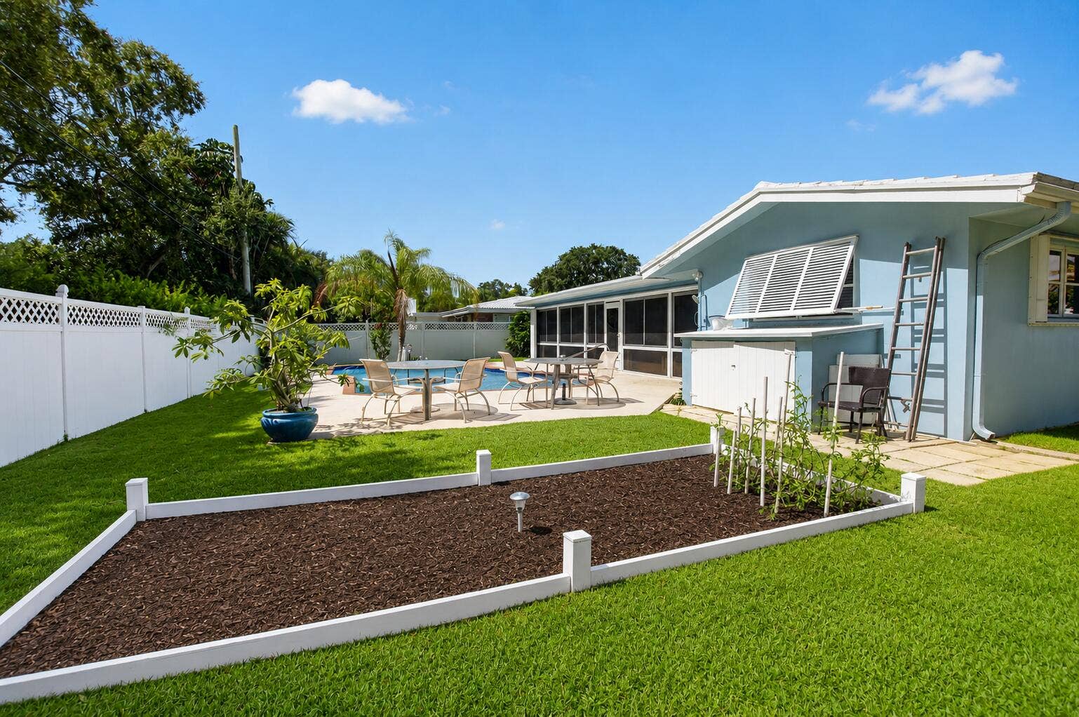 200 SW 7th Avenue, Boca Raton, FL 33486 Garden Bed