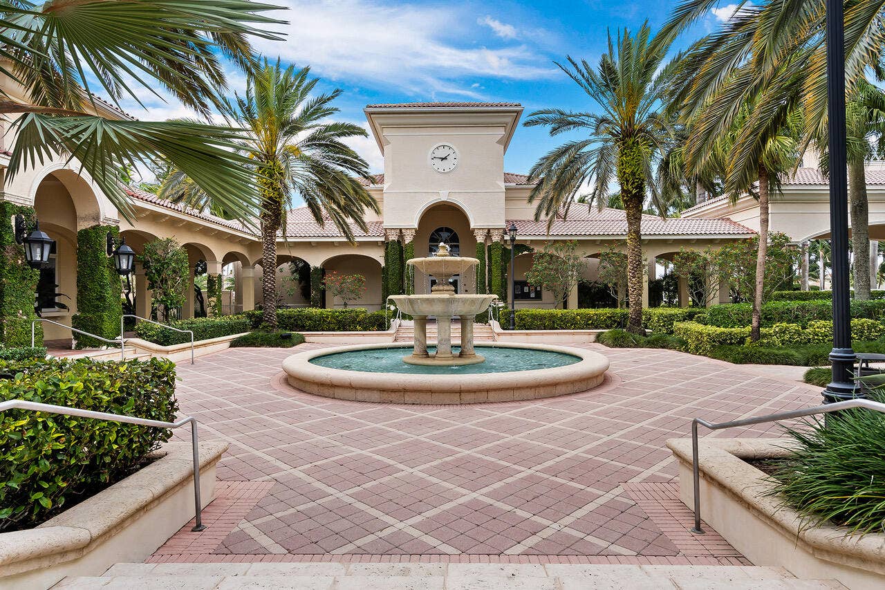Hawks Landing fountain