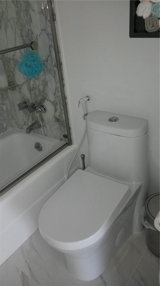 Main bathroom toilet & shower/tub