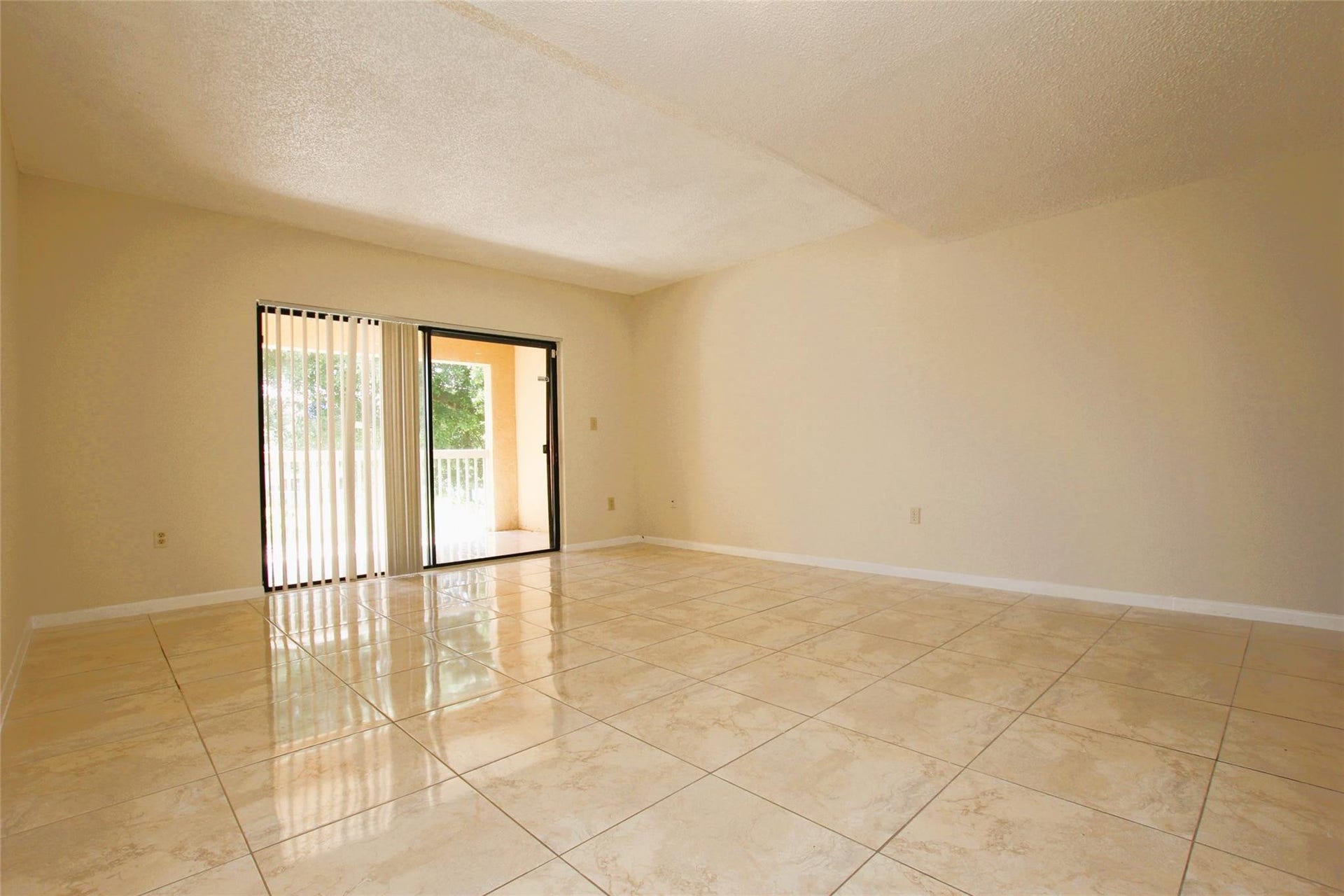 5200 NW 31st Avenue, #96, Fort Lauderdale, FL 33309 Large Living Room