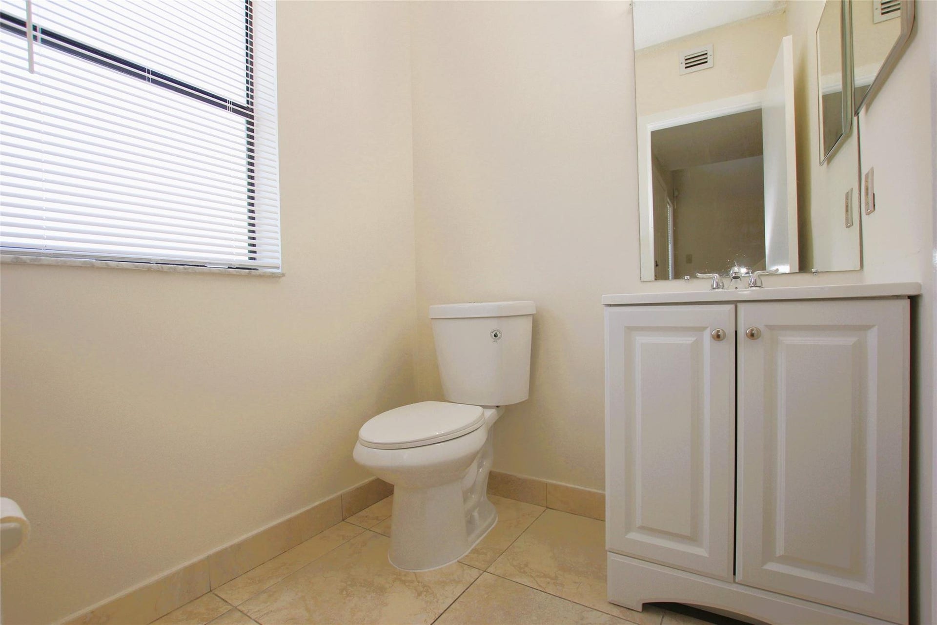 5200 NW 31st Avenue, #96, Fort Lauderdale, FL 33309 Half Bathroom