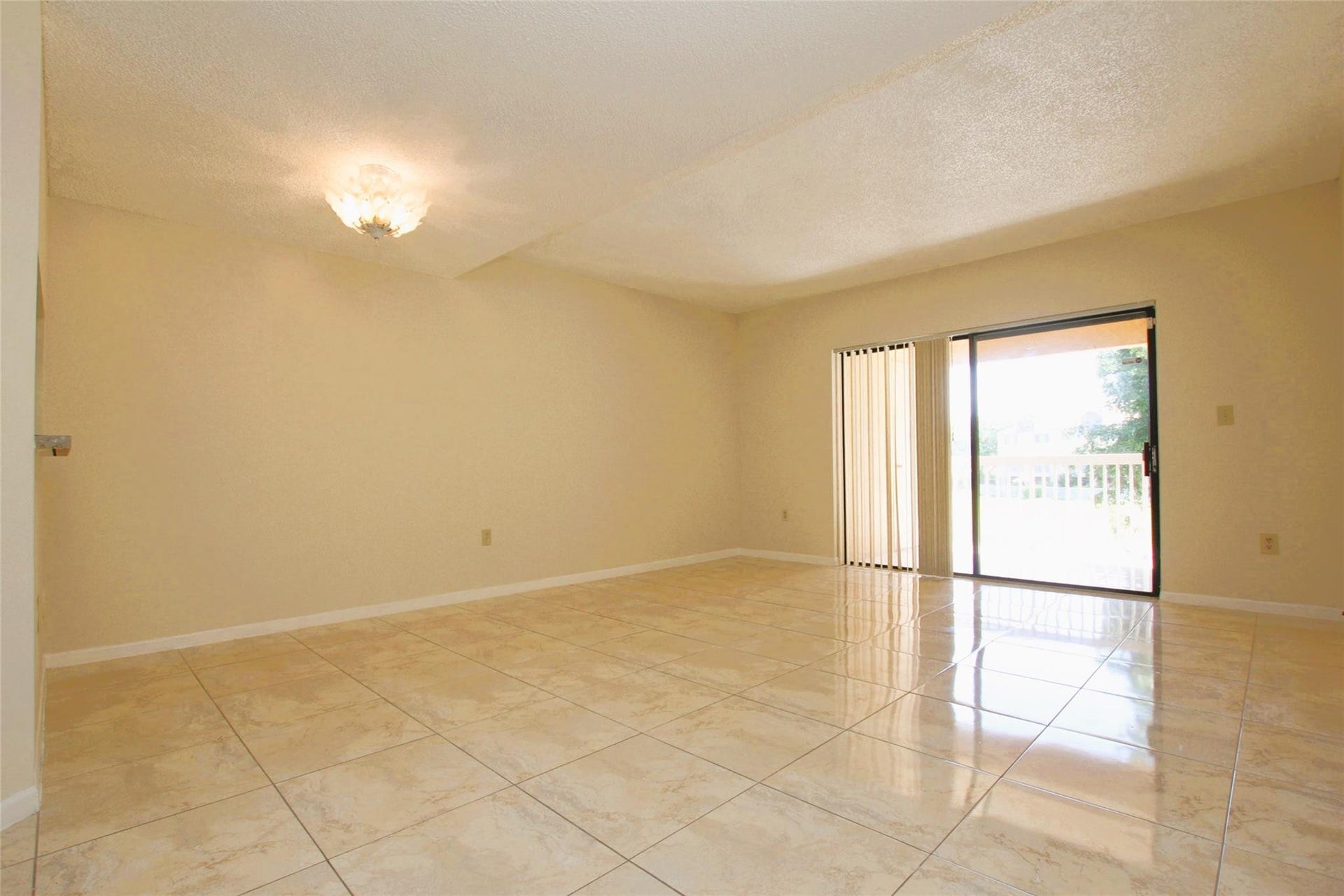 5200 NW 31st Avenue, #96, Fort Lauderdale, FL 33309 Large Living Room