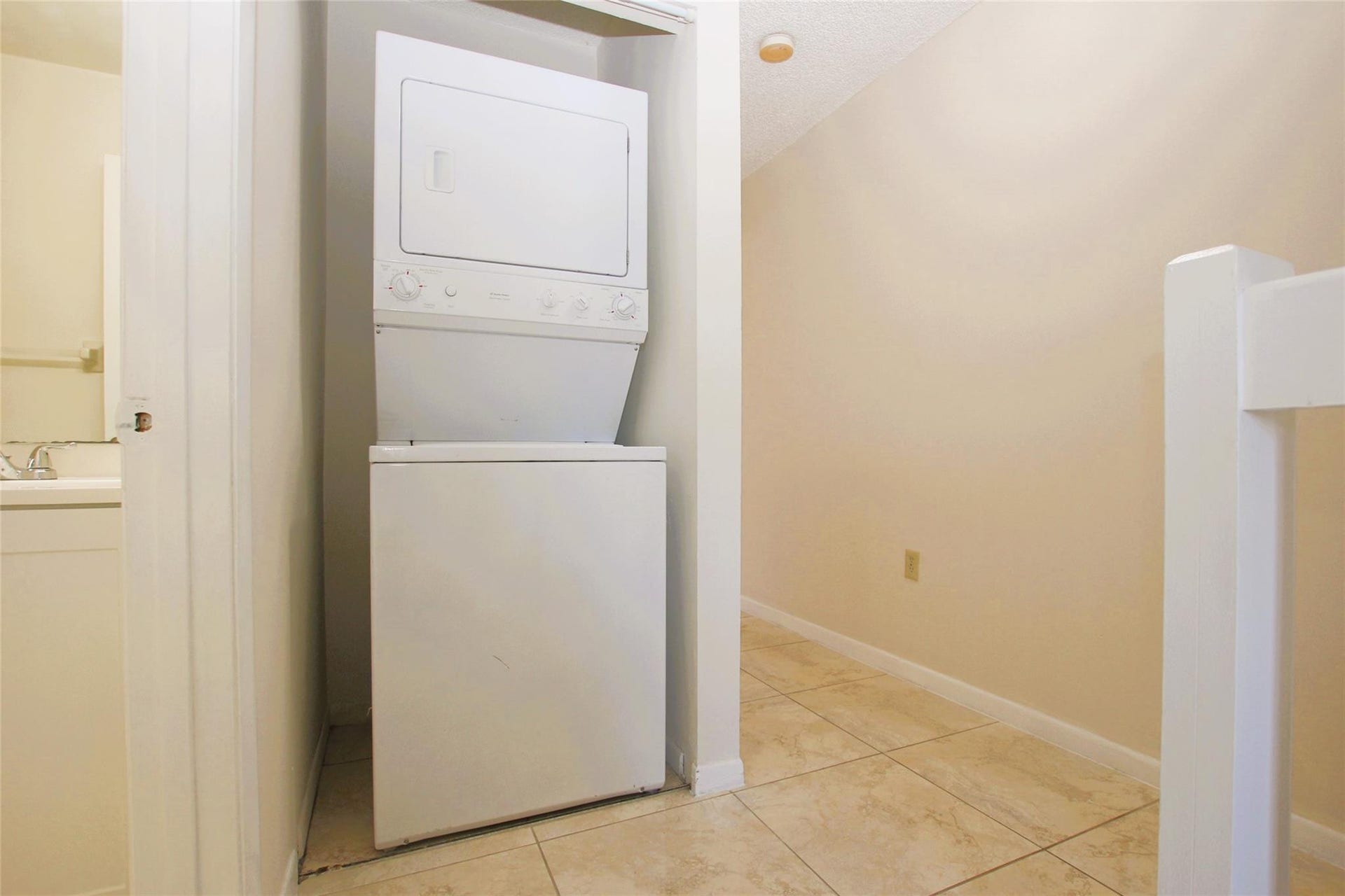 5200 NW 31st Avenue, #96, Fort Lauderdale, FL 33309 Washer & Dryer in unit