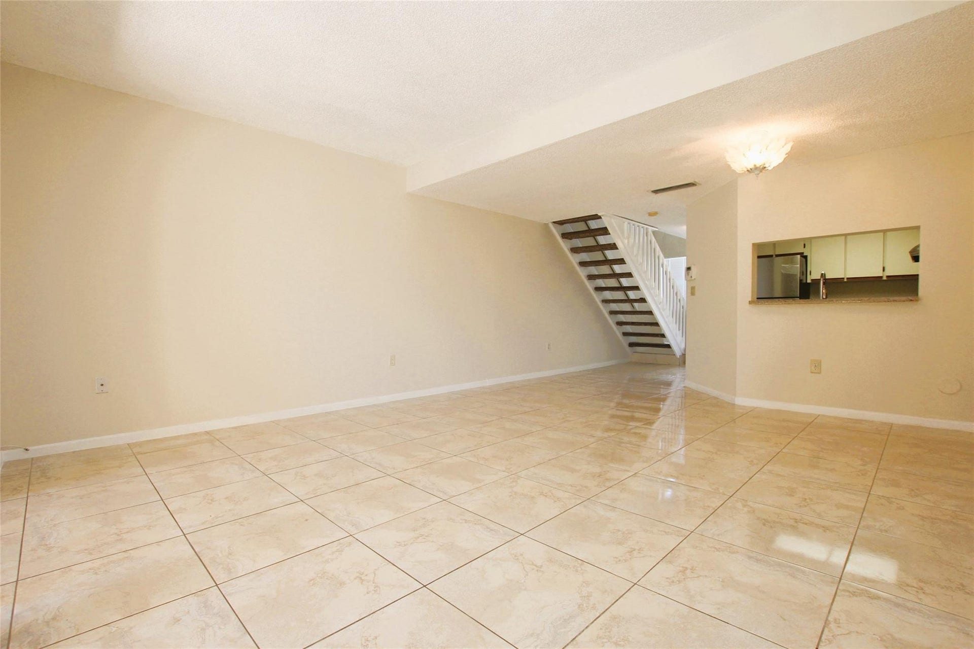 5200 NW 31st Avenue, #96, Fort Lauderdale, FL 33309 Large Living Room