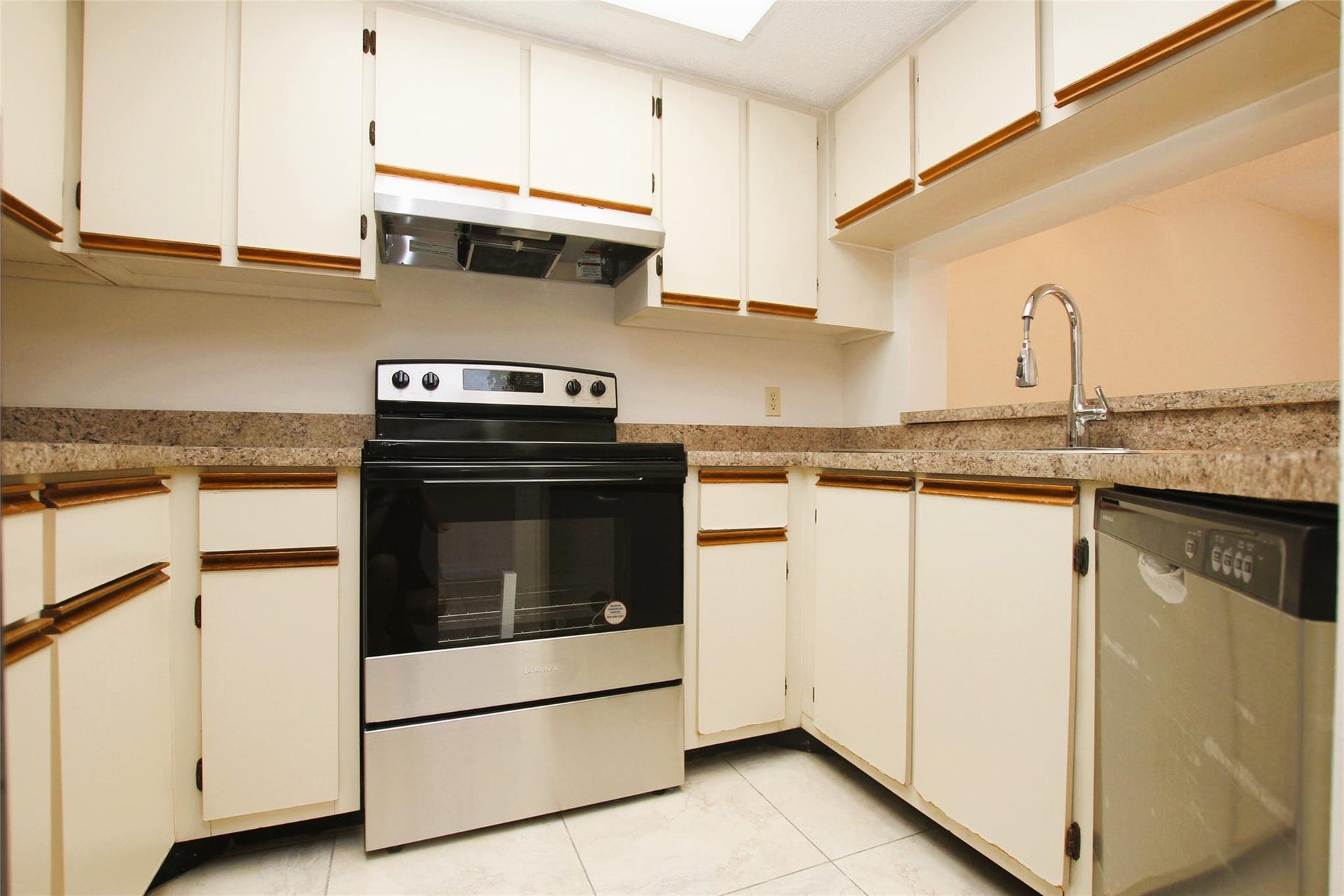 5200 NW 31st Avenue, #96, Fort Lauderdale, FL 33309 NEW SS Appliances