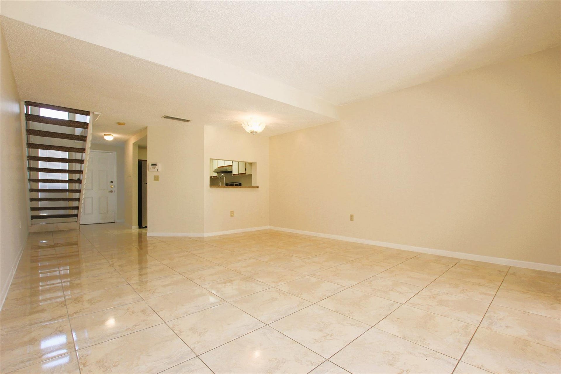 5200 NW 31st Avenue, #96, Fort Lauderdale, FL 33309 Large Living Room