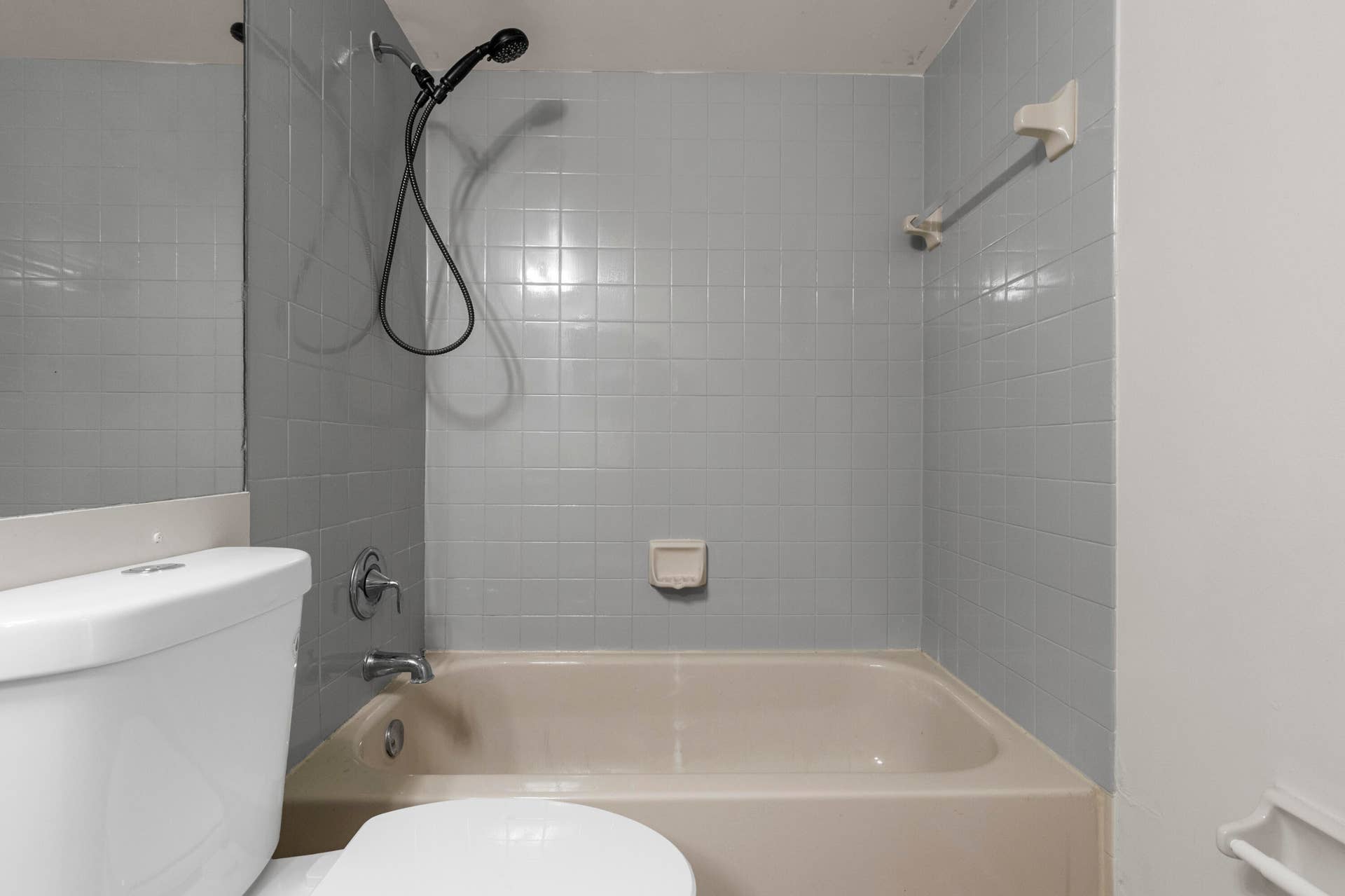 combo shower/tub in primary bathroom