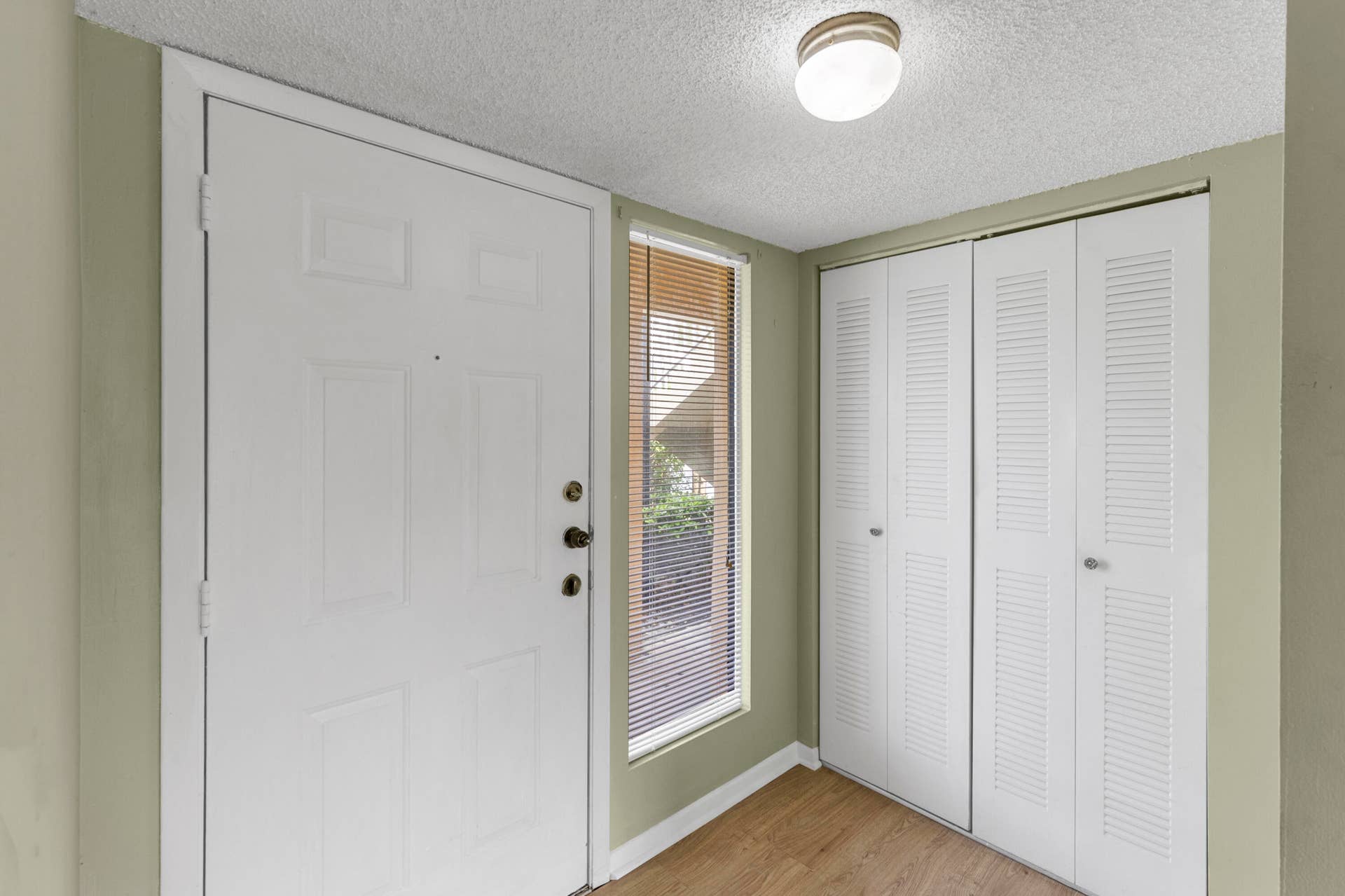 Entry door with closet to the left of entry