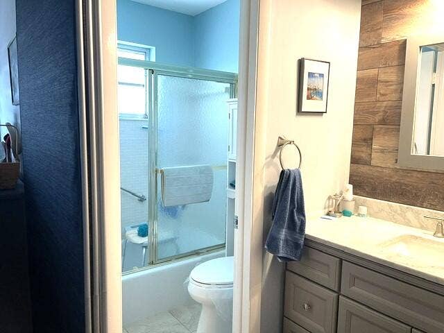 237 HIGH POINT Court W, #A, Delray Beach, FL 33445 Master bathroom