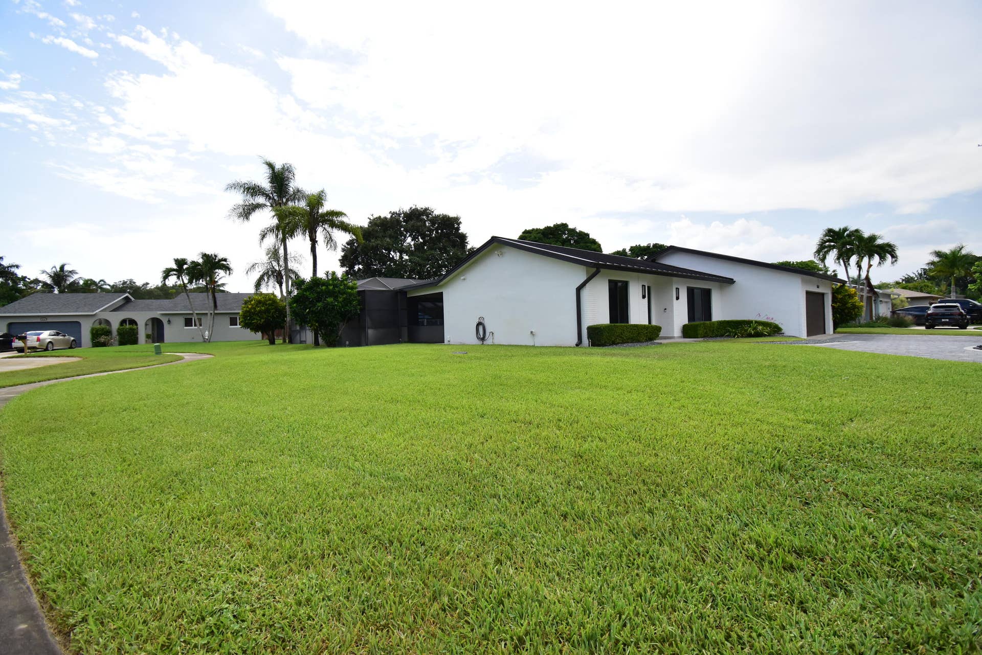 5061 SW 87TH Terrace, Cooper City, FL 33328 Spacious front yard with expansive green lawn