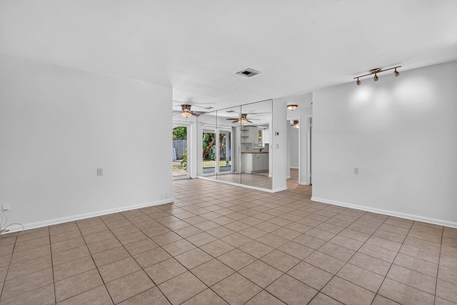 101 E Beverly Road E, Tequesta, Jupiter, FL 33469 .