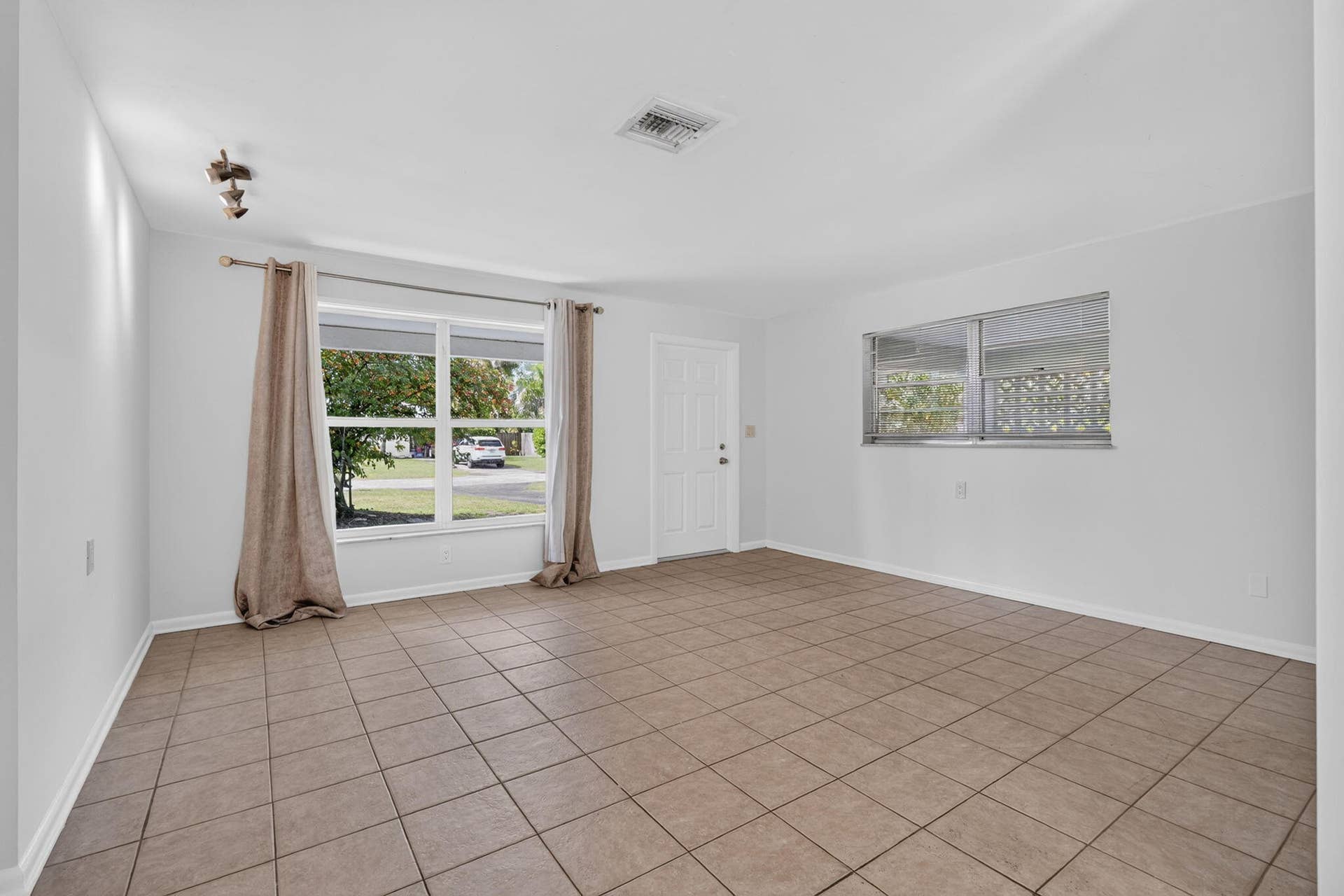 101 E Beverly Road E, Tequesta, Jupiter, FL 33469 .