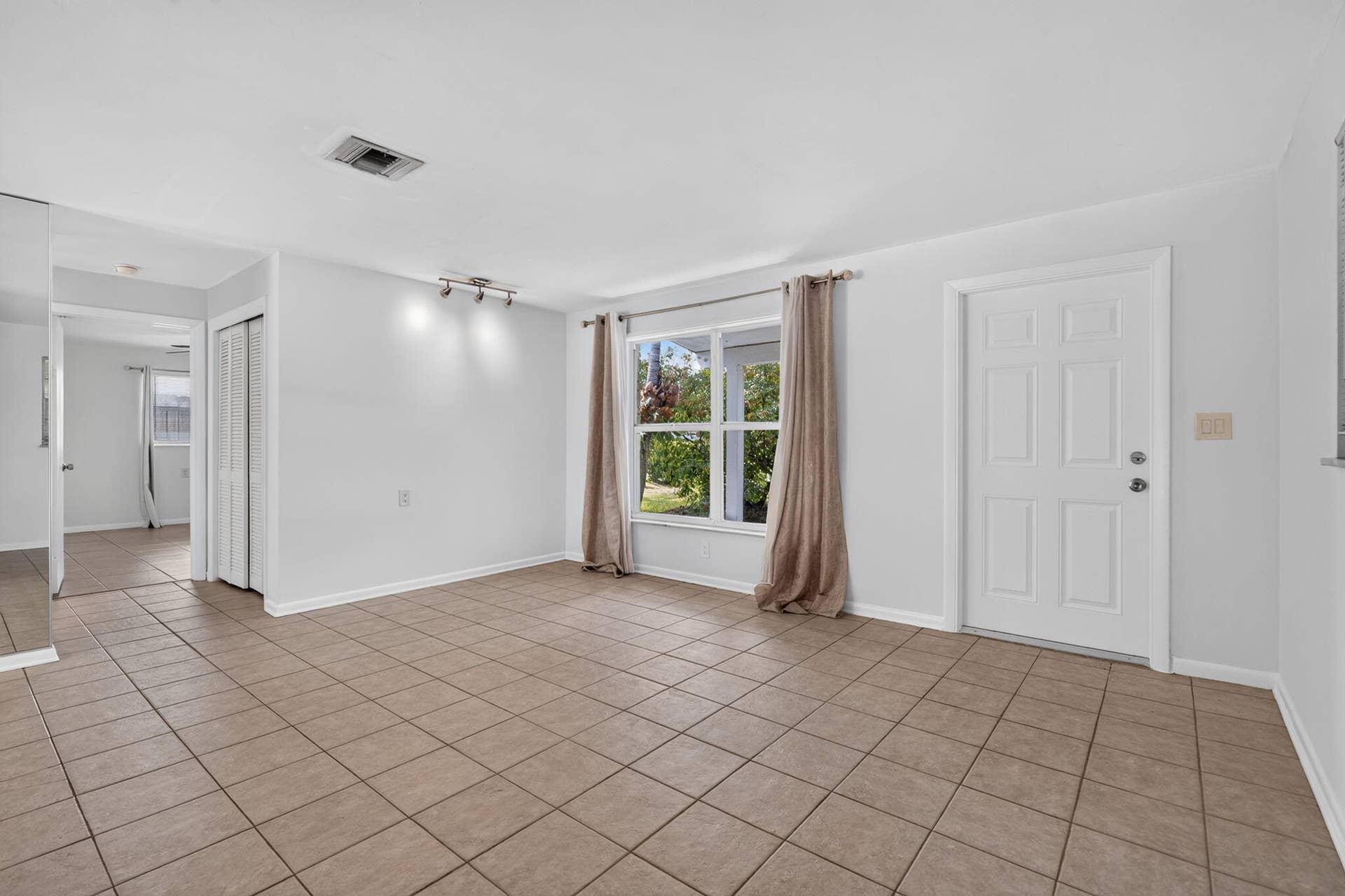101 E Beverly Road E, Tequesta, Jupiter, FL 33469 .