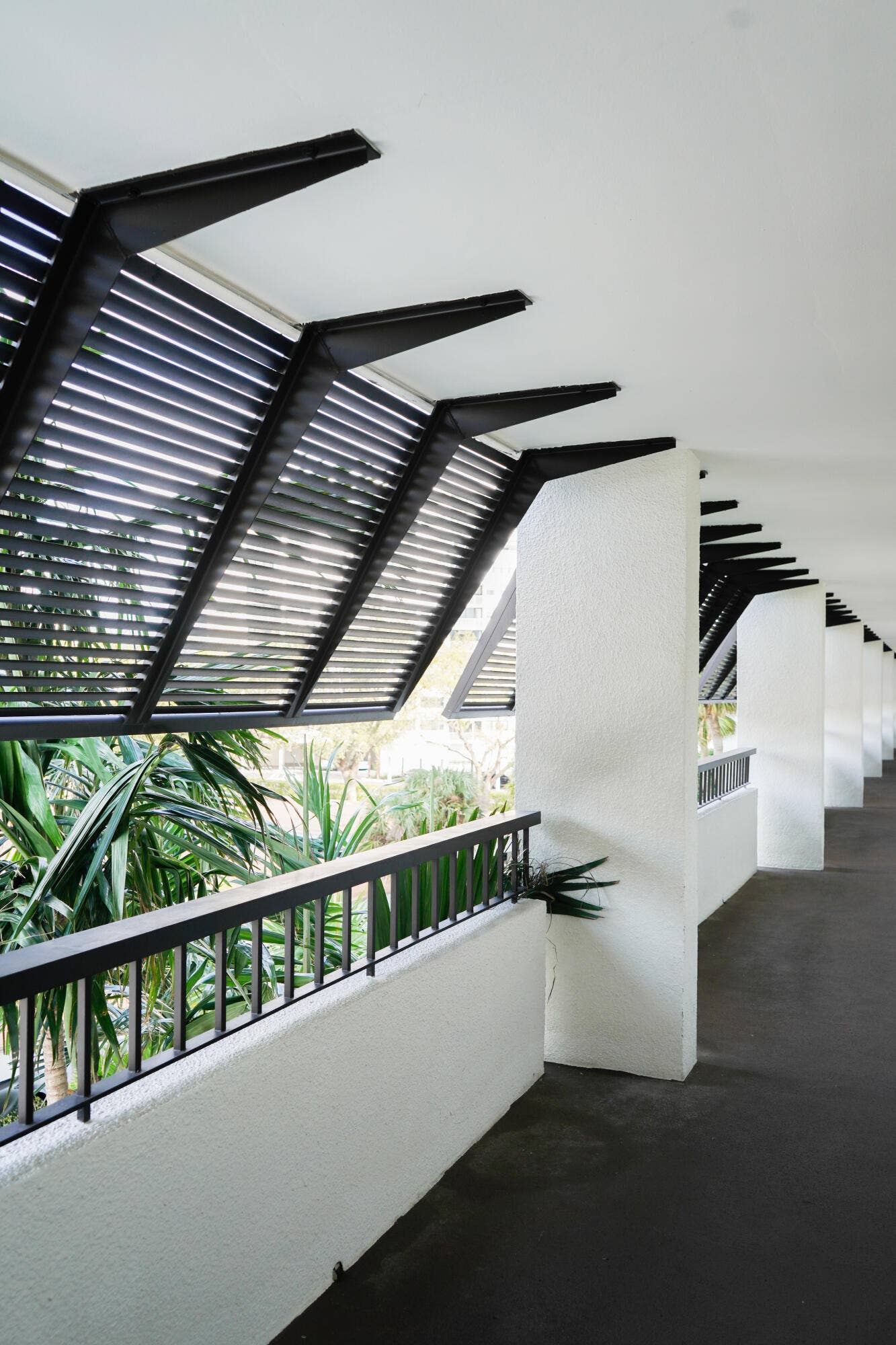 356 GOLFVIEW Road, #405, North Palm Beach, FL 33408 4th Floor Hallway