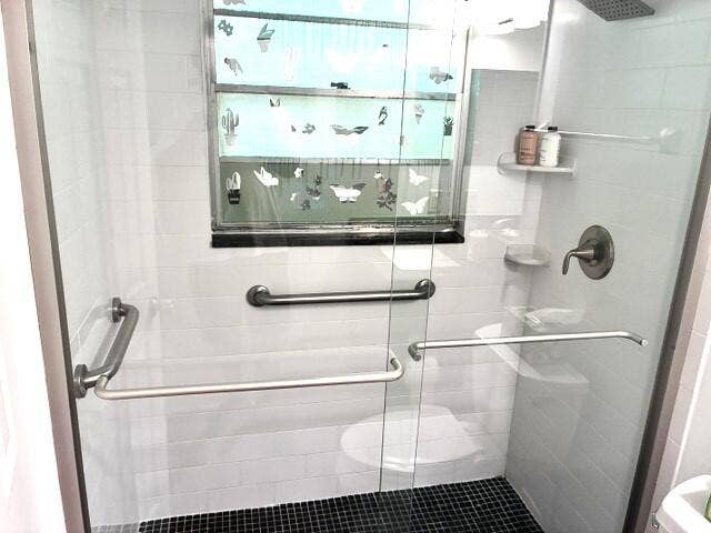 237 Farnham J, Deerfield Beach, FL 33442 shower