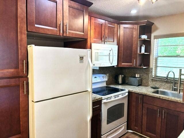 237 Farnham J, Deerfield Beach, FL 33442 kitchen1