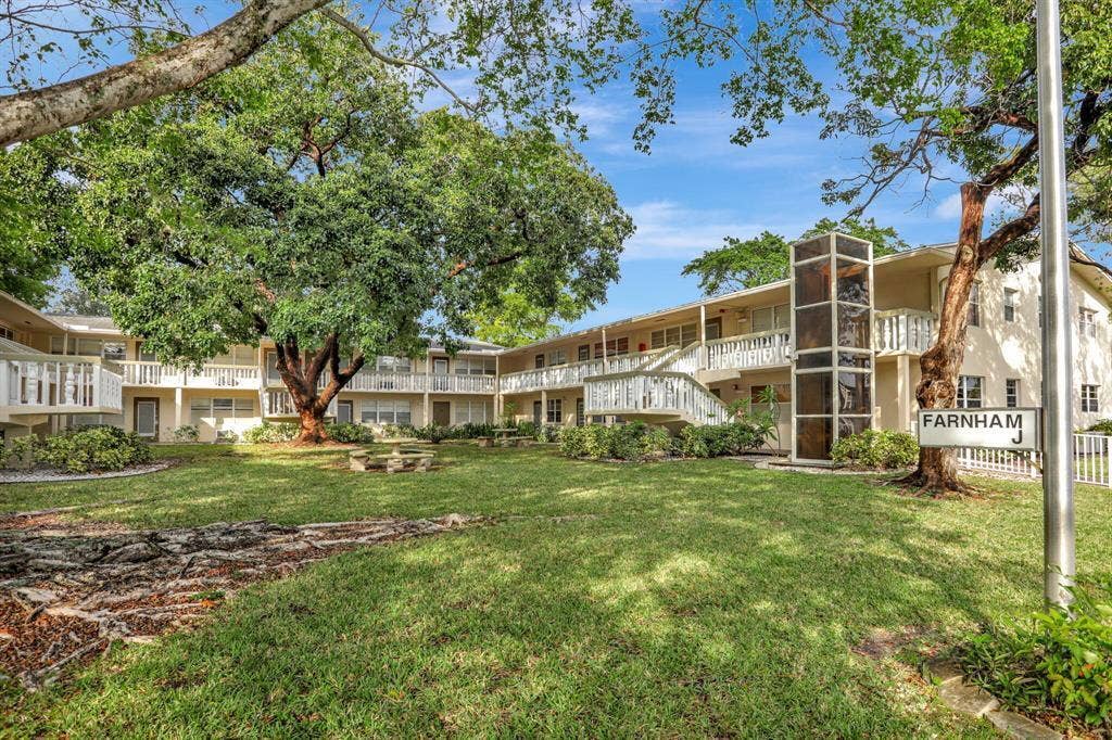 237 Farnham J, Deerfield Beach, FL 33442 front2