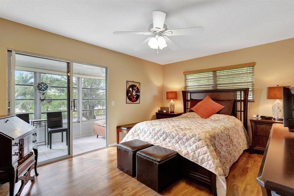 237 Farnham J, Deerfield Beach, FL 33442 bed