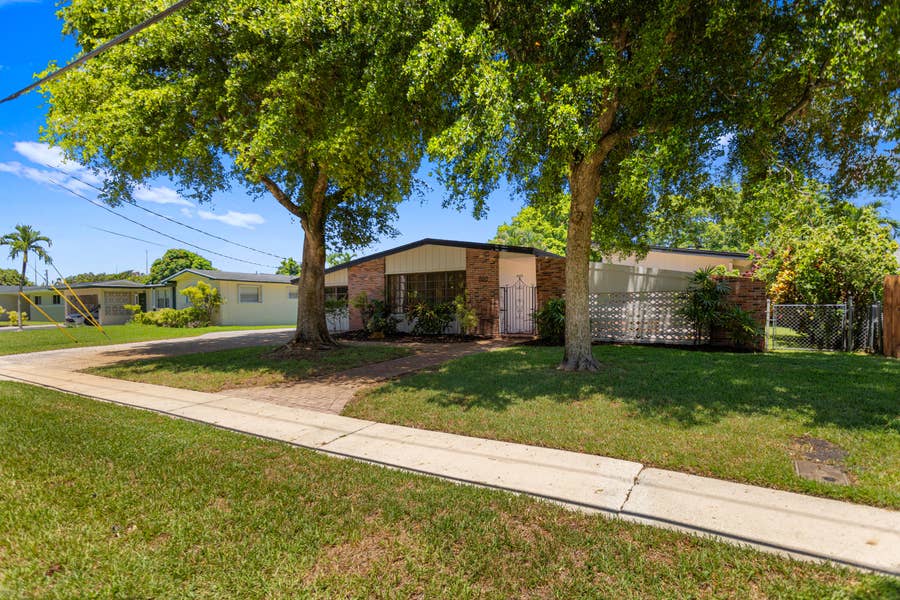 Property photo for 880 E ACRE Drive, Plantation, FL