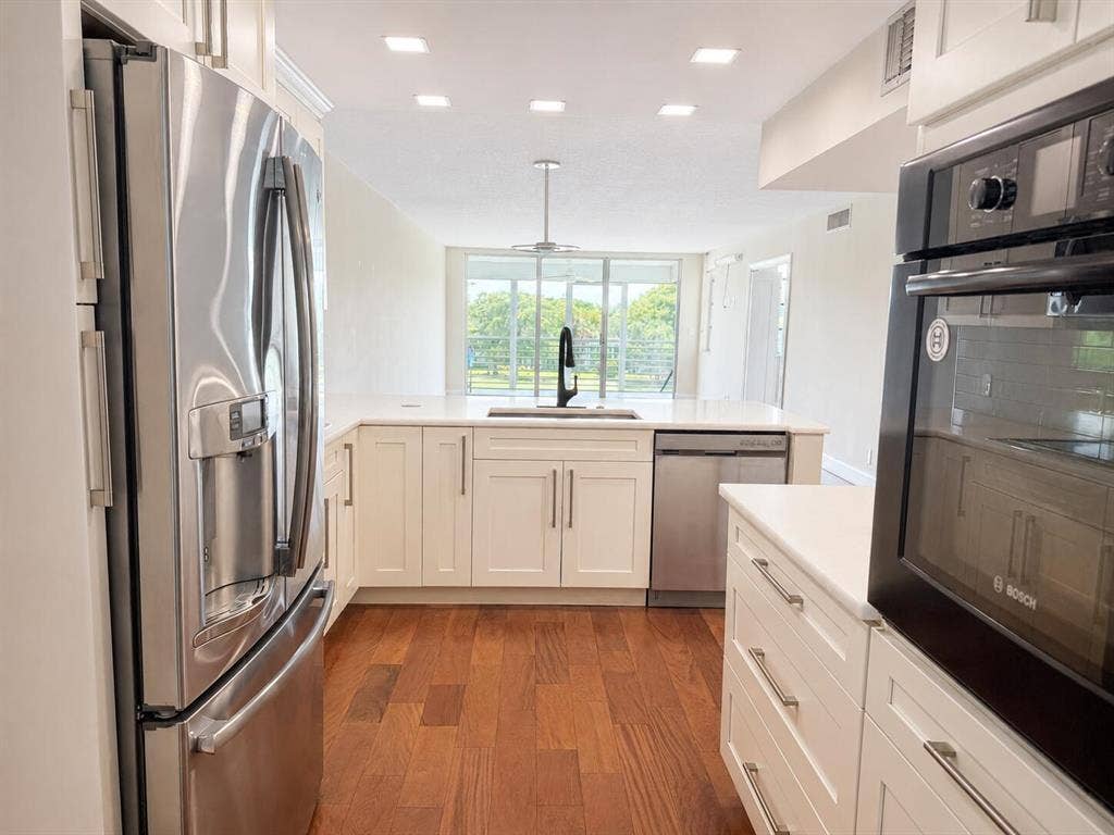4030 W PALM AIRE Drive, #402, Pompano Beach, FL 33069 1o