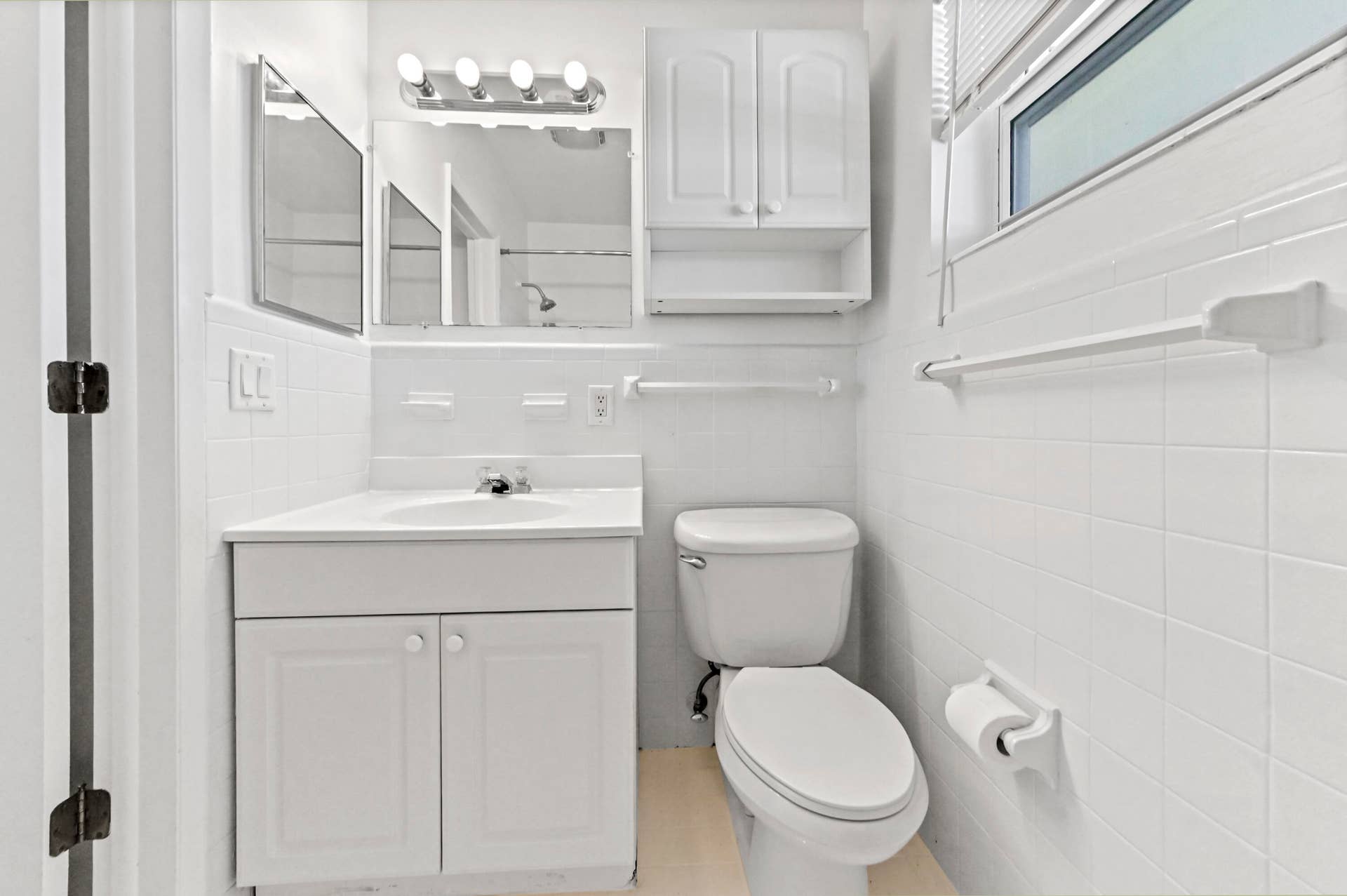 24 Bathroom 02