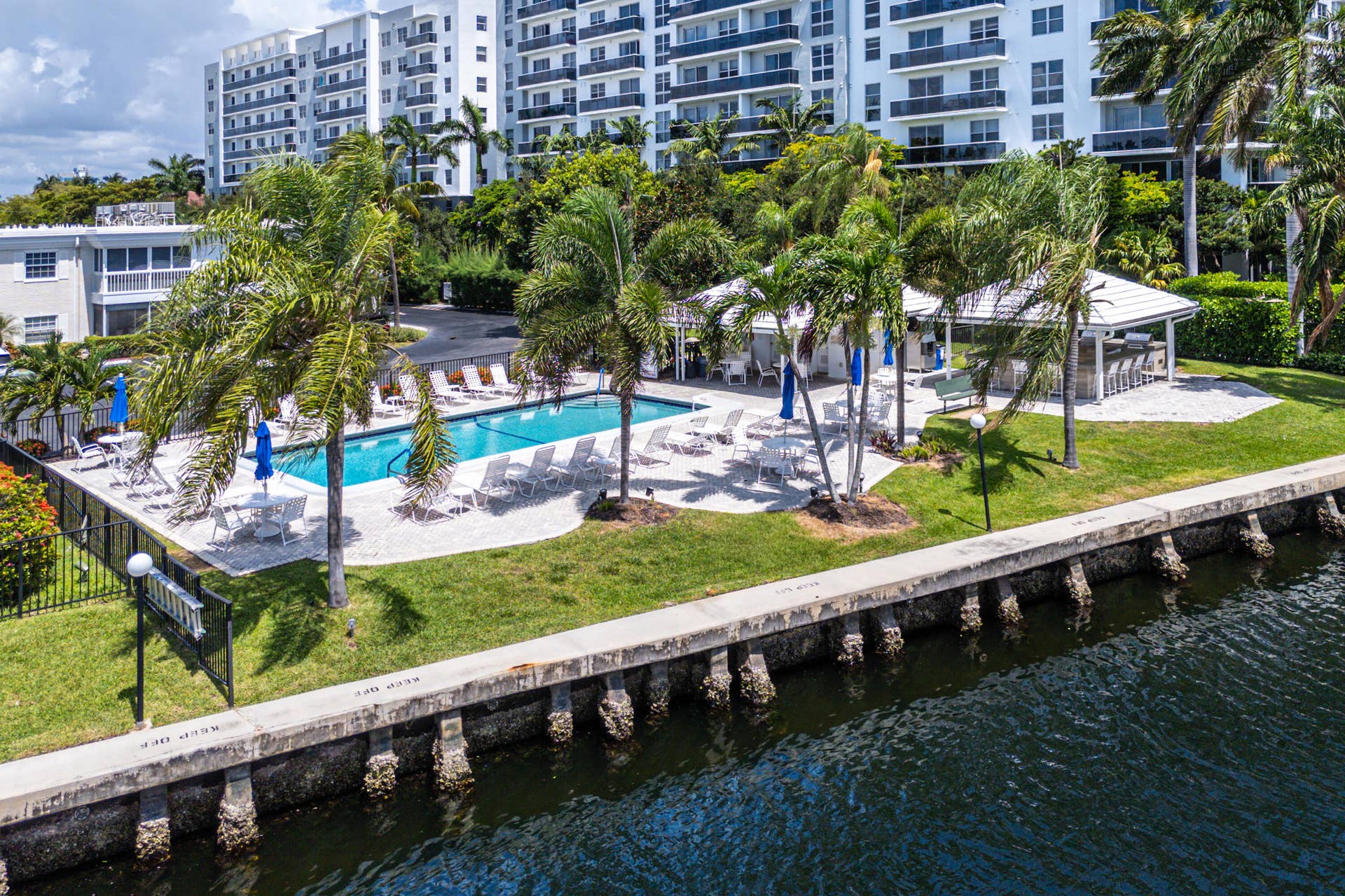 Rec 4 pool and bar with grills at intracoastal waterways.
